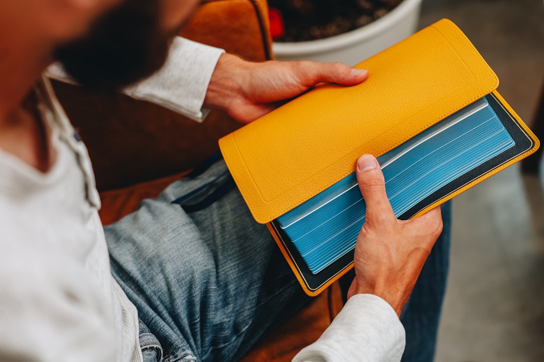2) Cash envelope system vs digital budgeting apps: choosing what fits your family