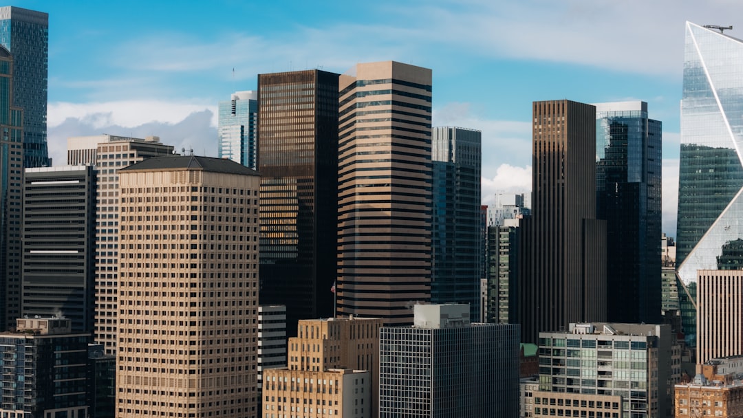 H2: Real-World Scenarios: How Fee Growth Can Steer the Stock Even When Spending Slows