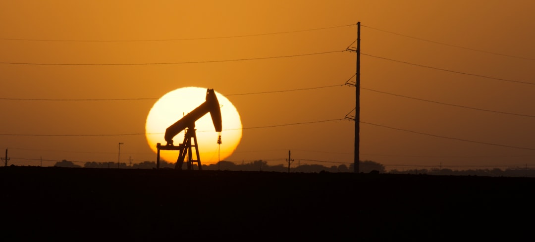 Macro Crosswinds: Oil, Rates, and Risk