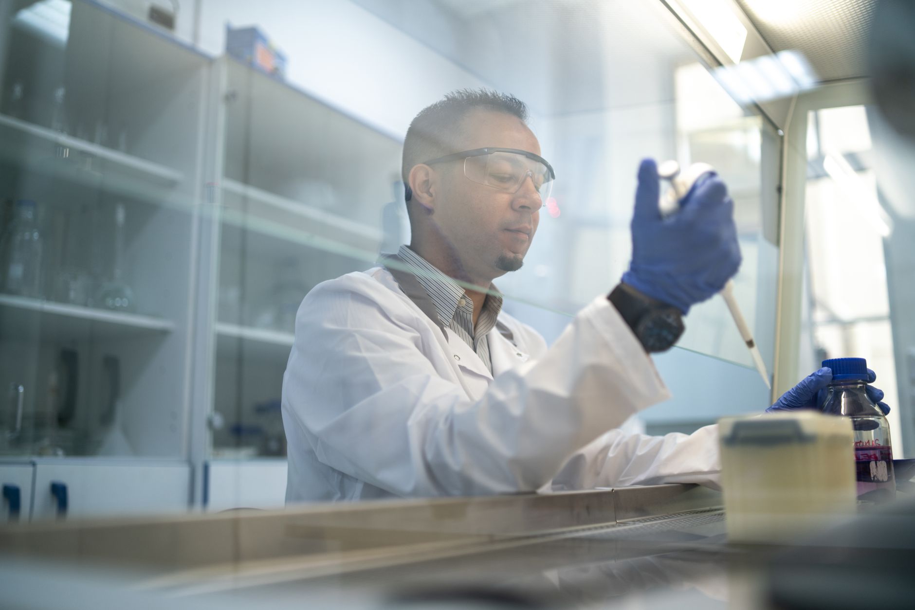 Abbott Labs Glaukos: Which Stock Is Best to Buy in 2026