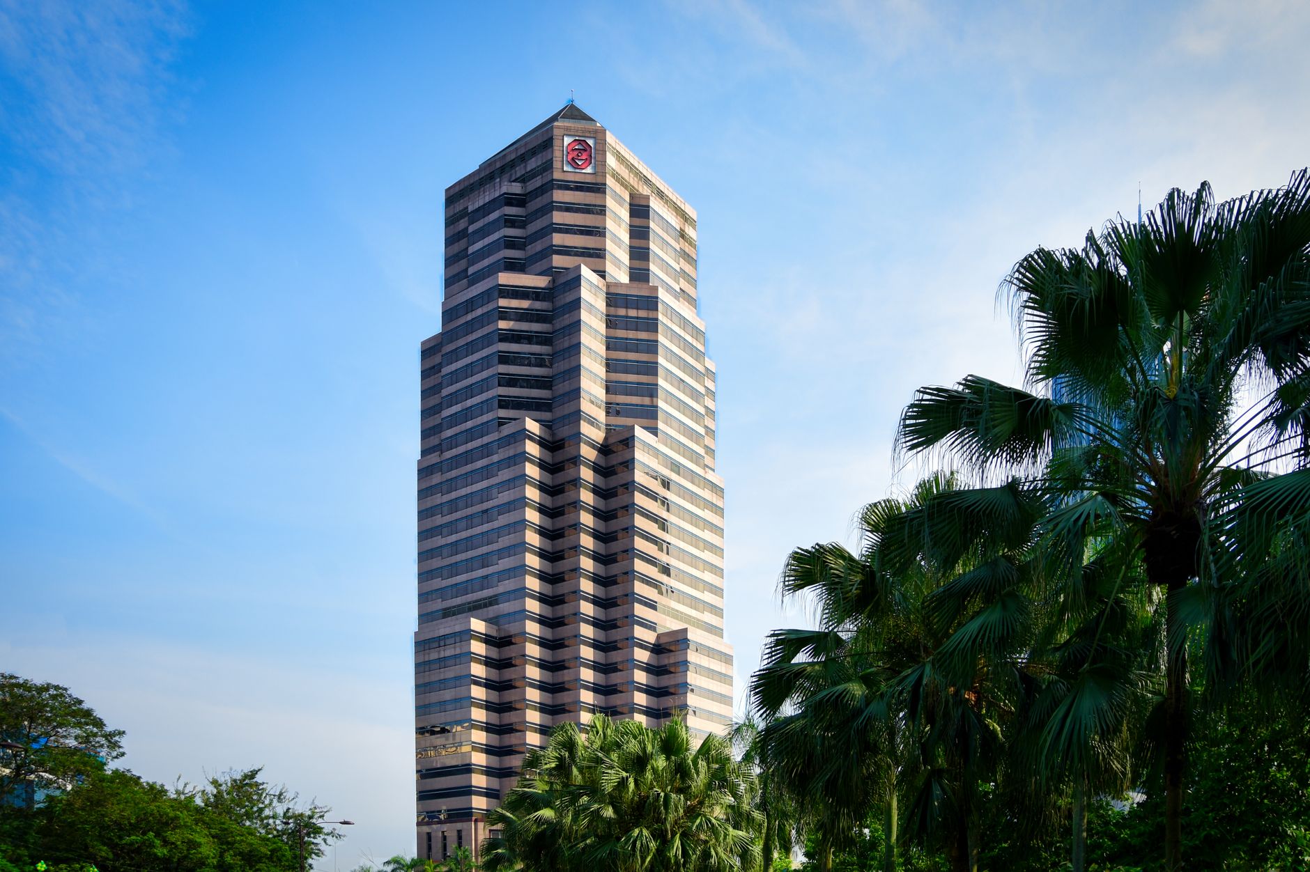 Aon's General Counsel Sold Stocks: 14% Growth Still Wins