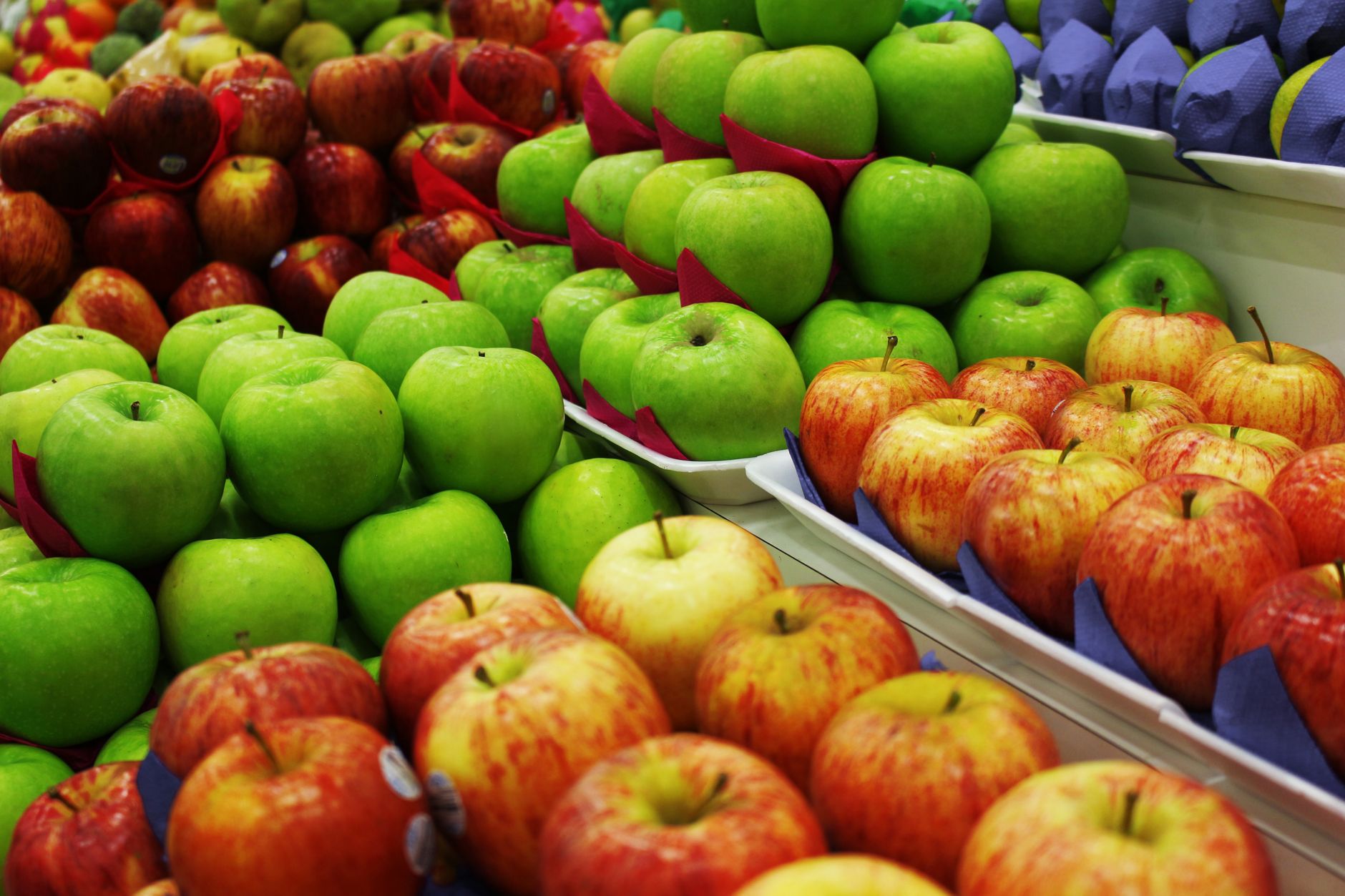 Apple Mostly Sitting Spending: AI Stocks Rally Risks