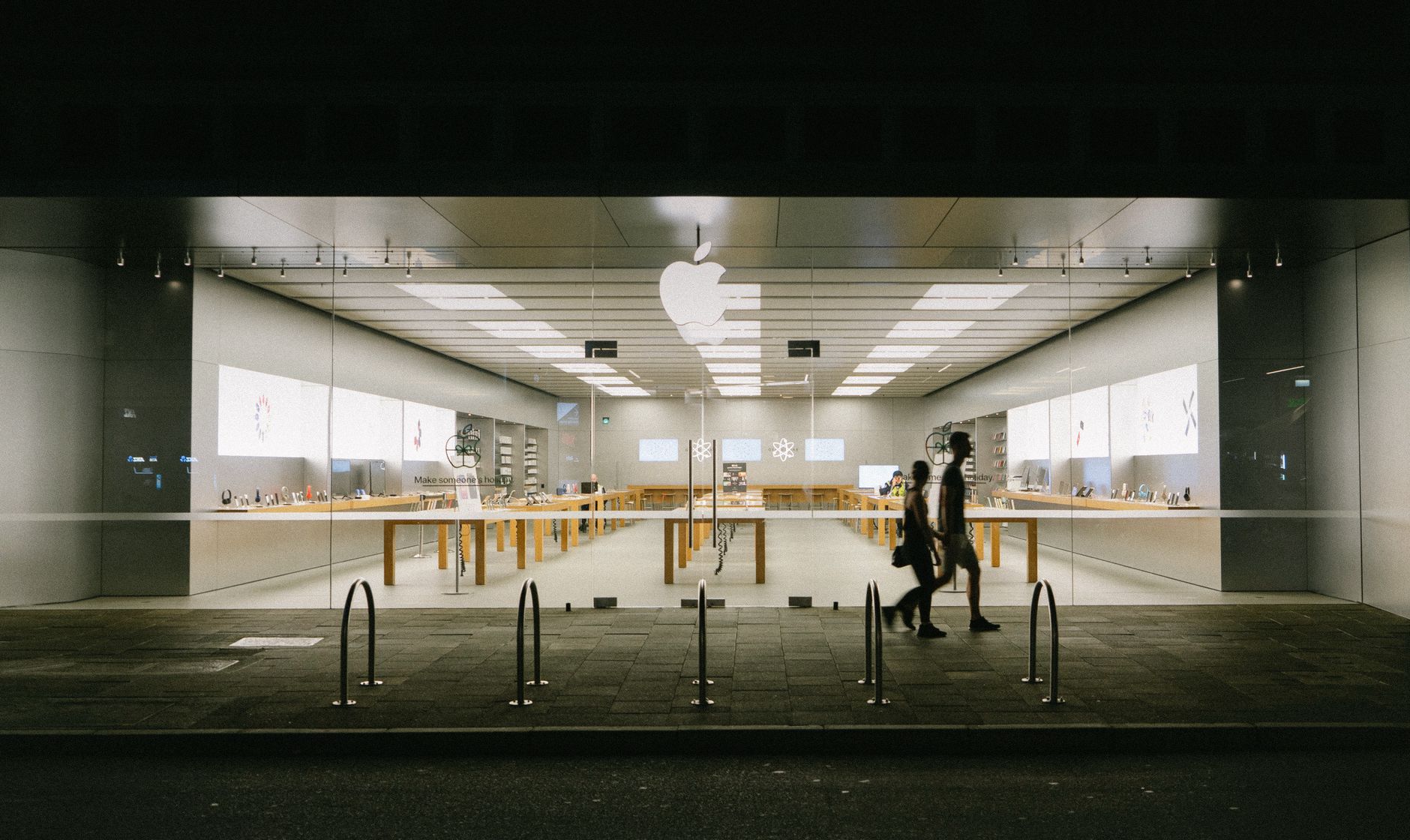 Apple Stock Soars Broadcom: What Moves It Higher Today