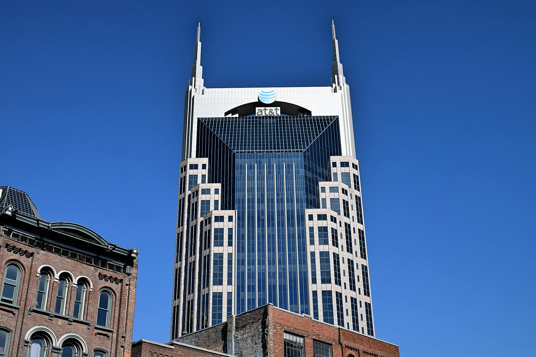 AT&T: Should Investors Into the Turnaround Strategy