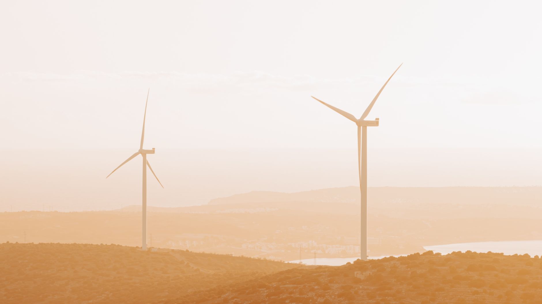Better Energy Stock Second: ET vs OXY for H2 2026 Outlook