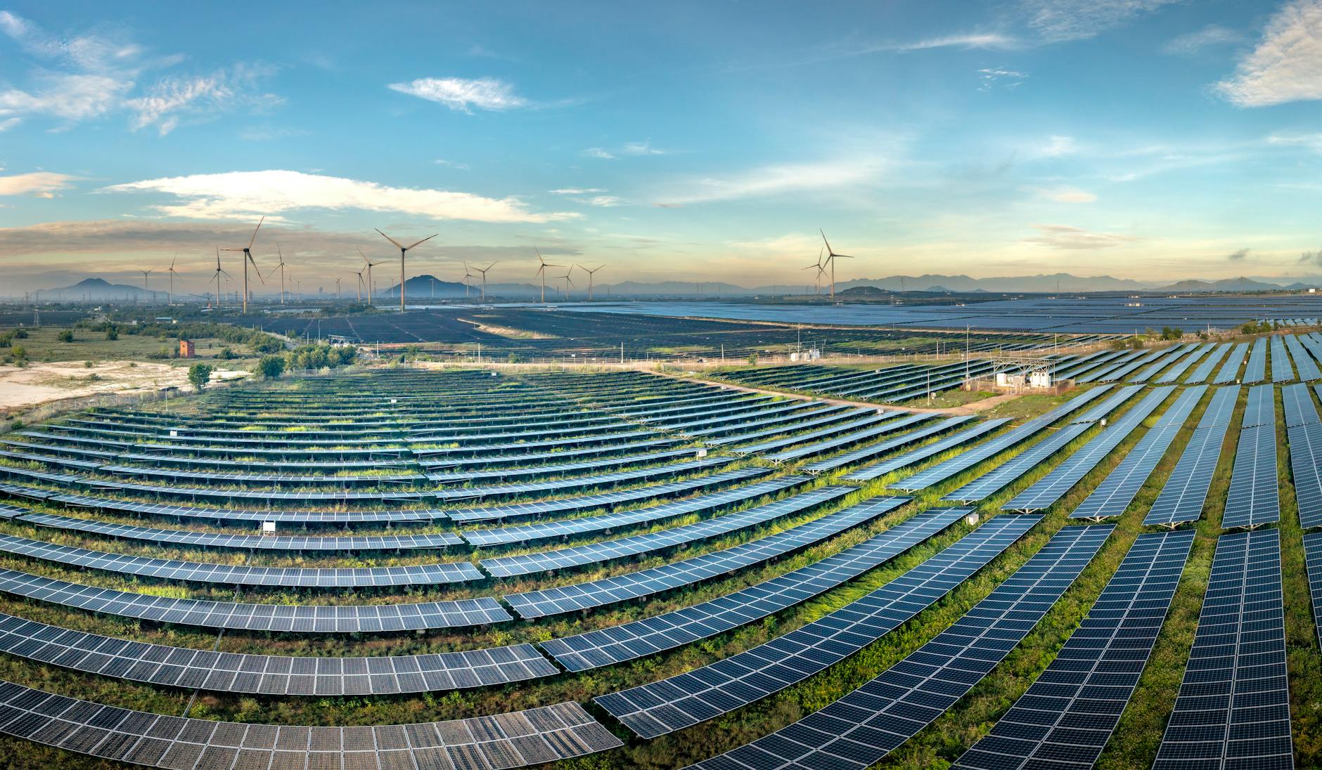 Clean Energy Stock Face-Off: Bloom vs Brookfield Renewable