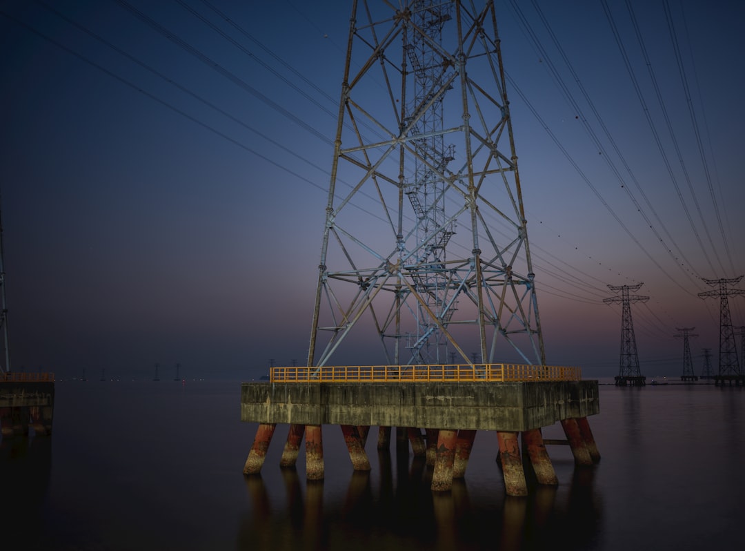 Energy ETFs EMLP Differ: Costs, Structures, Returns in 2026