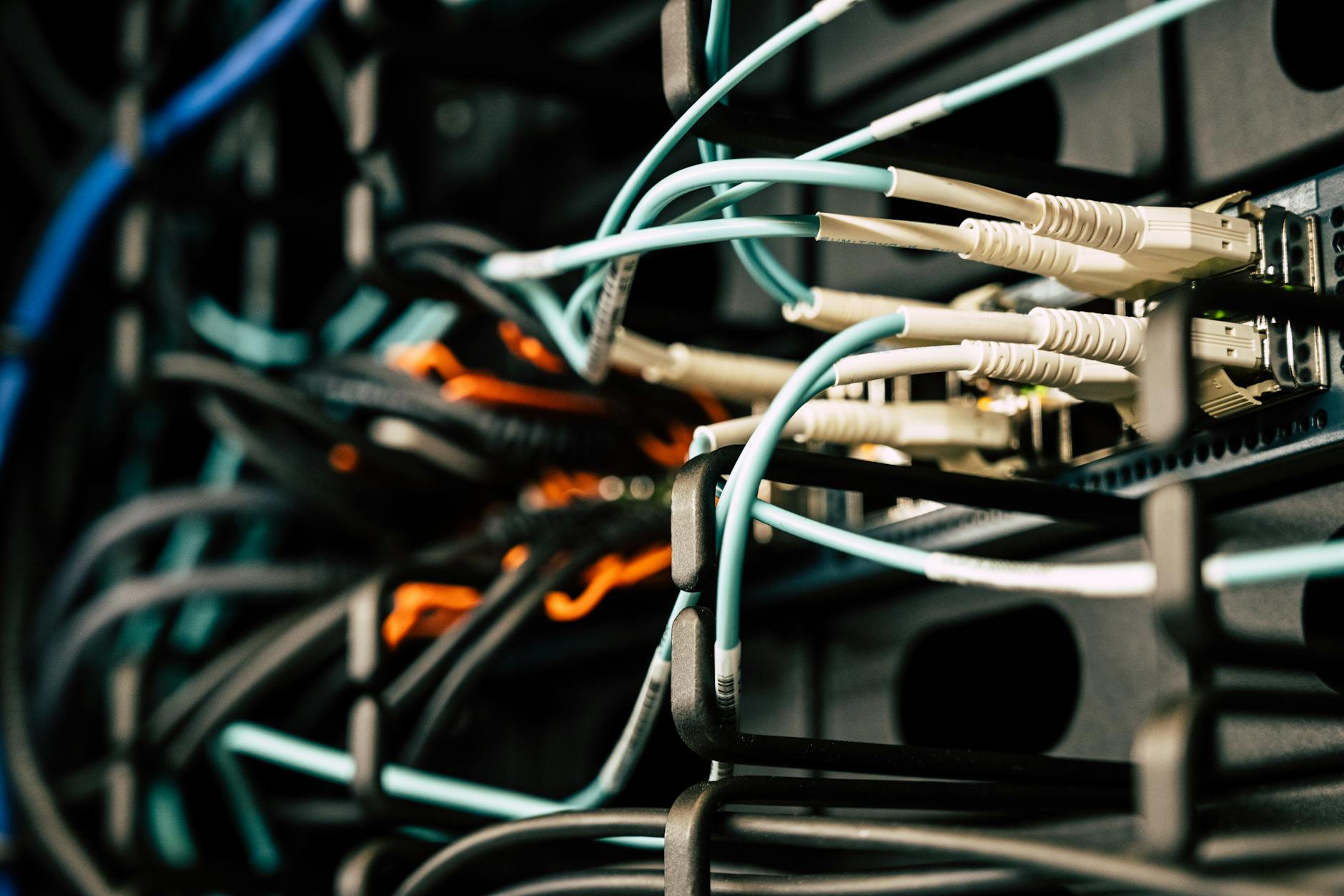 Extreme Networks Keeps Trimming: Insider Moves Signal Confidence