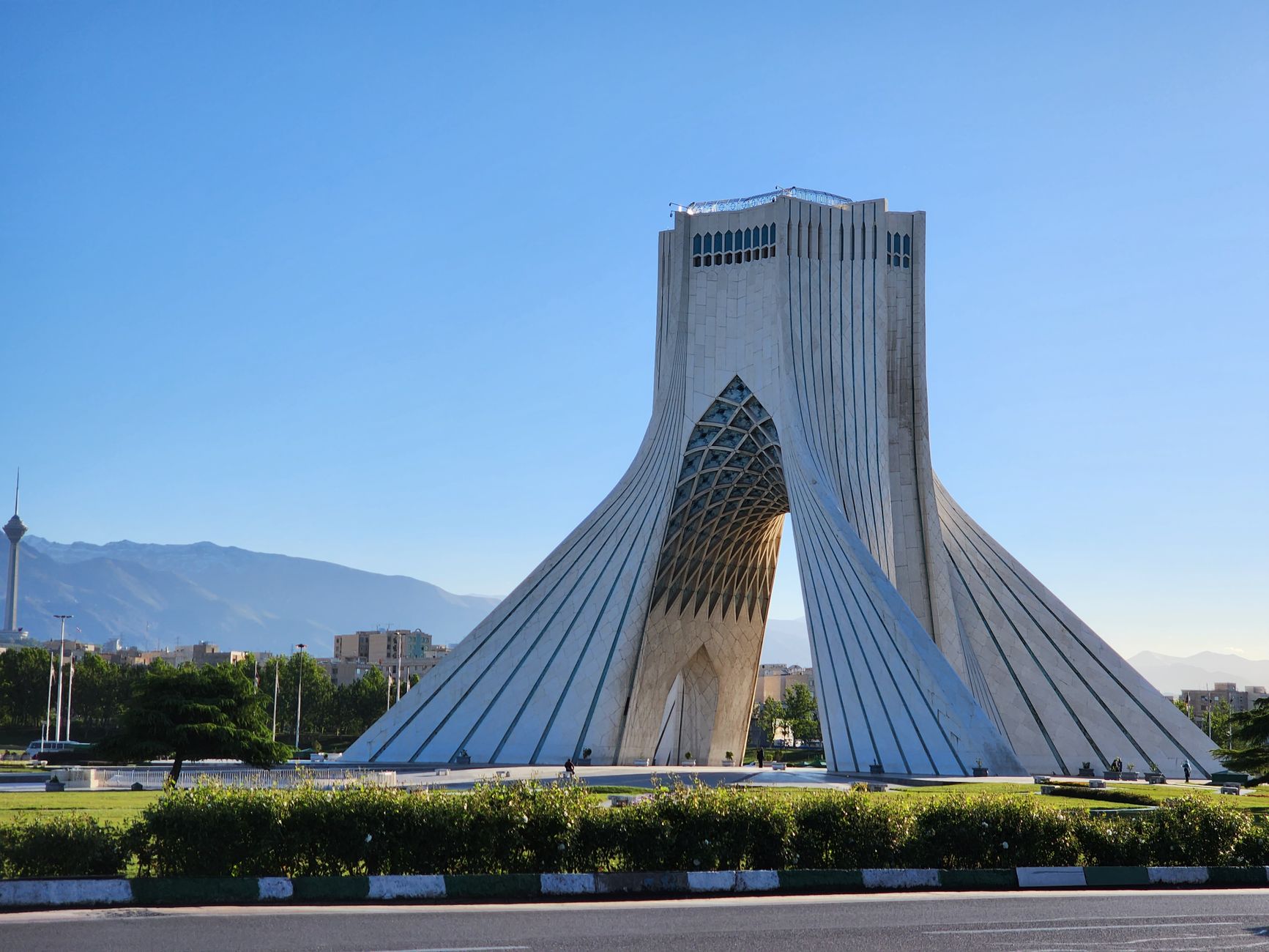 Falls Back Near Iran: How Oil Shake Shapes Tech Stocks