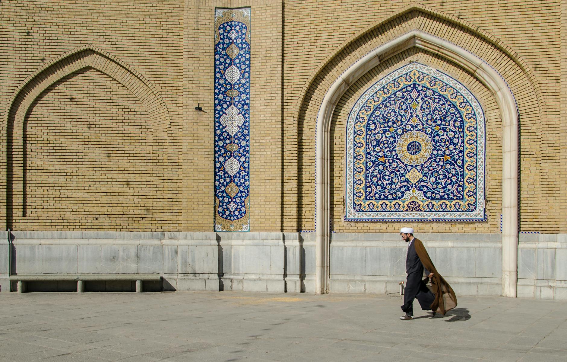 Iran Cripples Asia’s Supplies, Threatening Farms and Chips