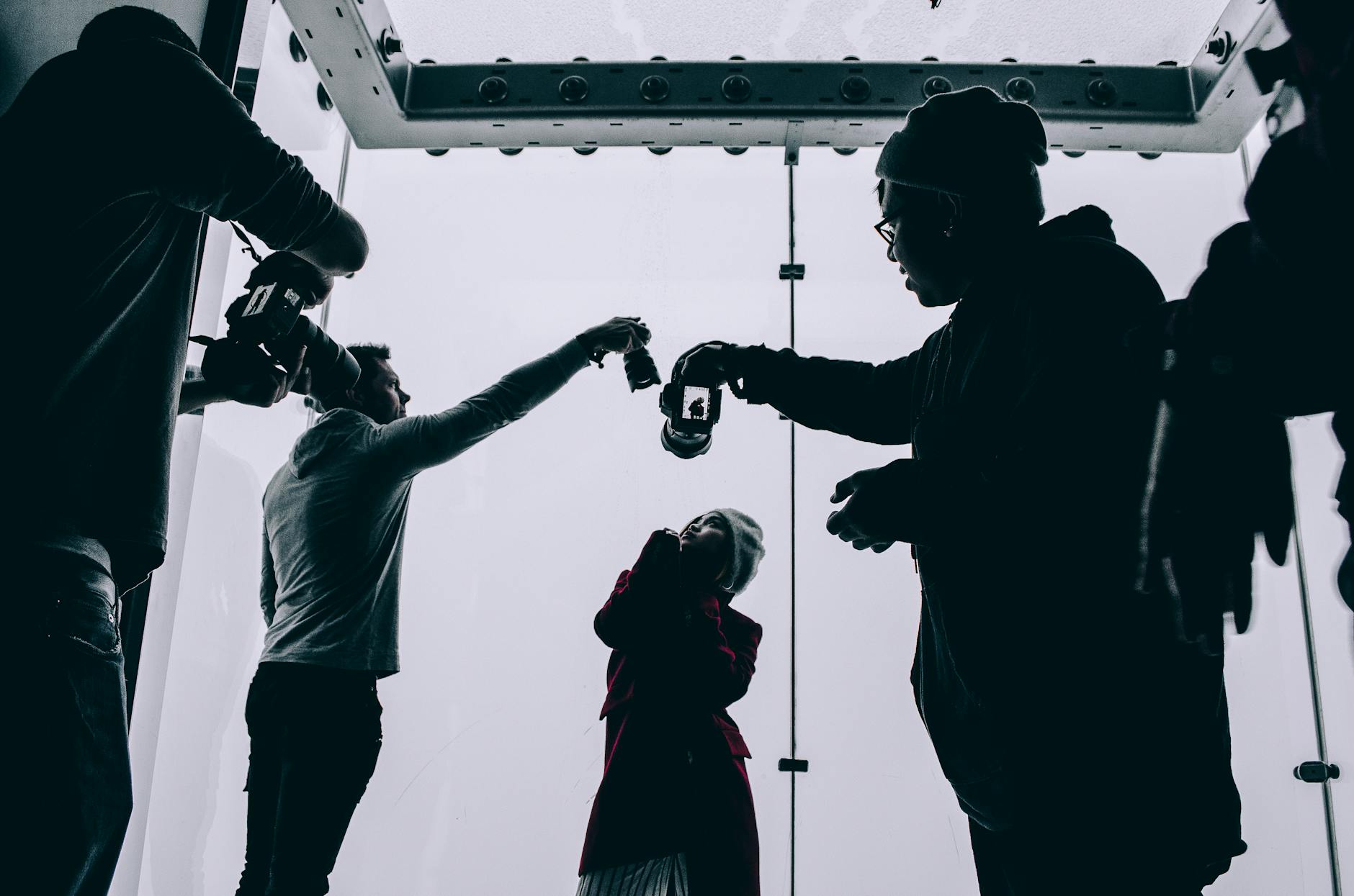 Kardashian Beats Paparazzi Posting: Oscars Afterparty Moment