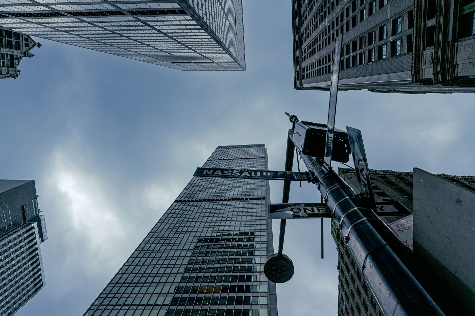Live Nasdaq Composite Rally on Chip Rebound and AI Tailwinds