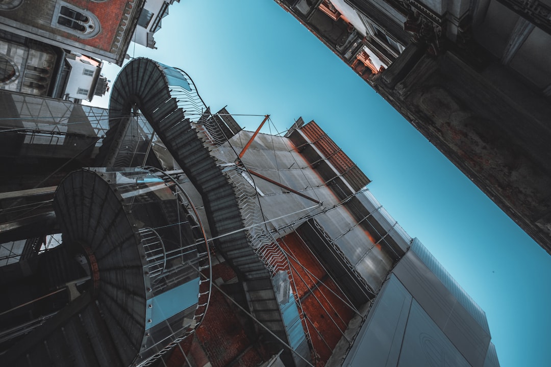 Lucid’s Gravity Outmatches High-Powered Rivals in Tests