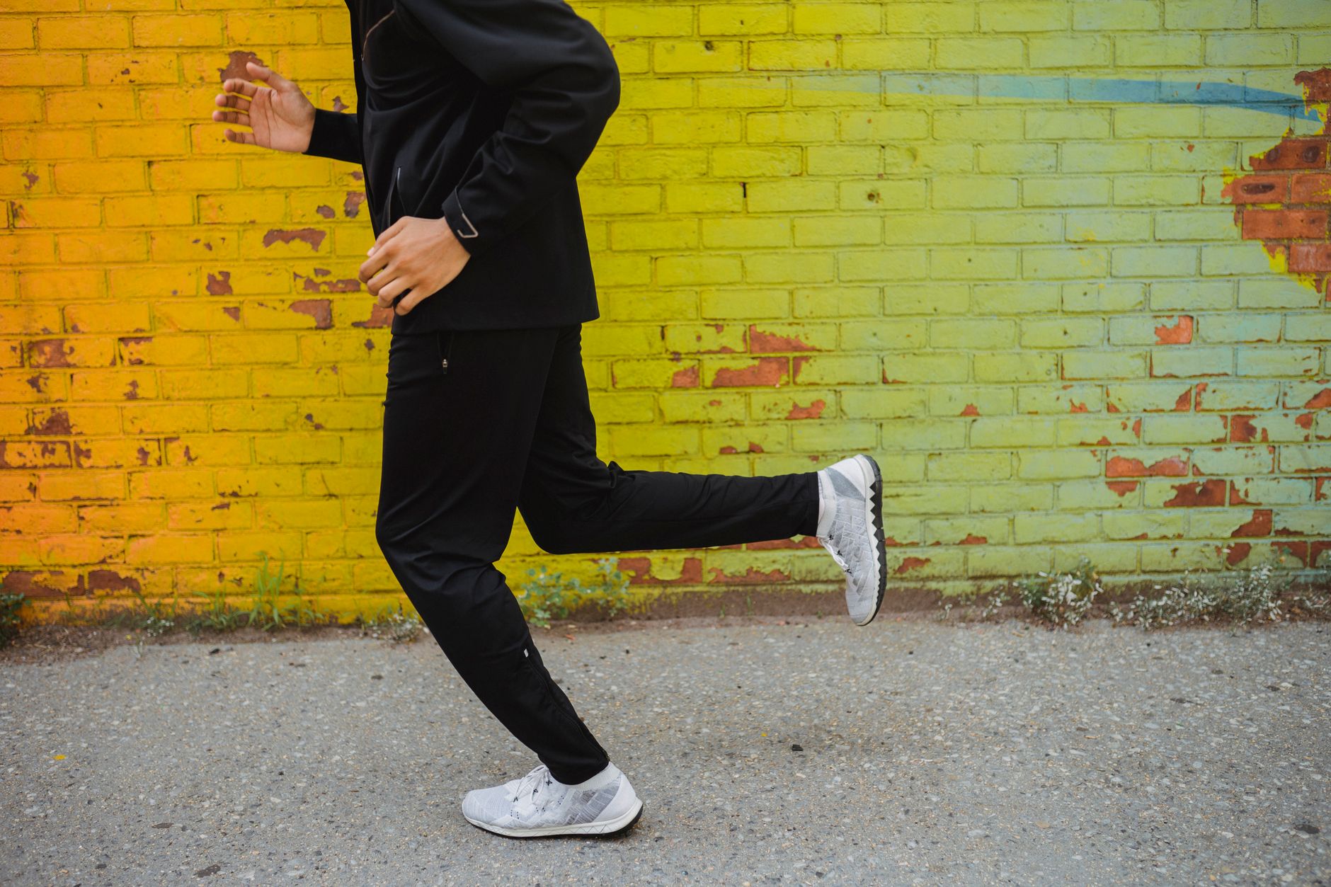 Lululemon Shares Dropped After Forecast Cut: Is It a Buy Amid the Selloff?