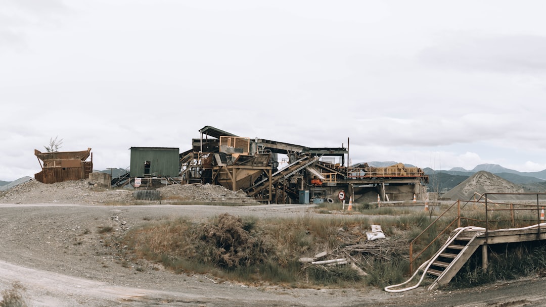 Newmont Mining: Which Gold Stock Is a Better Buy in 2026?