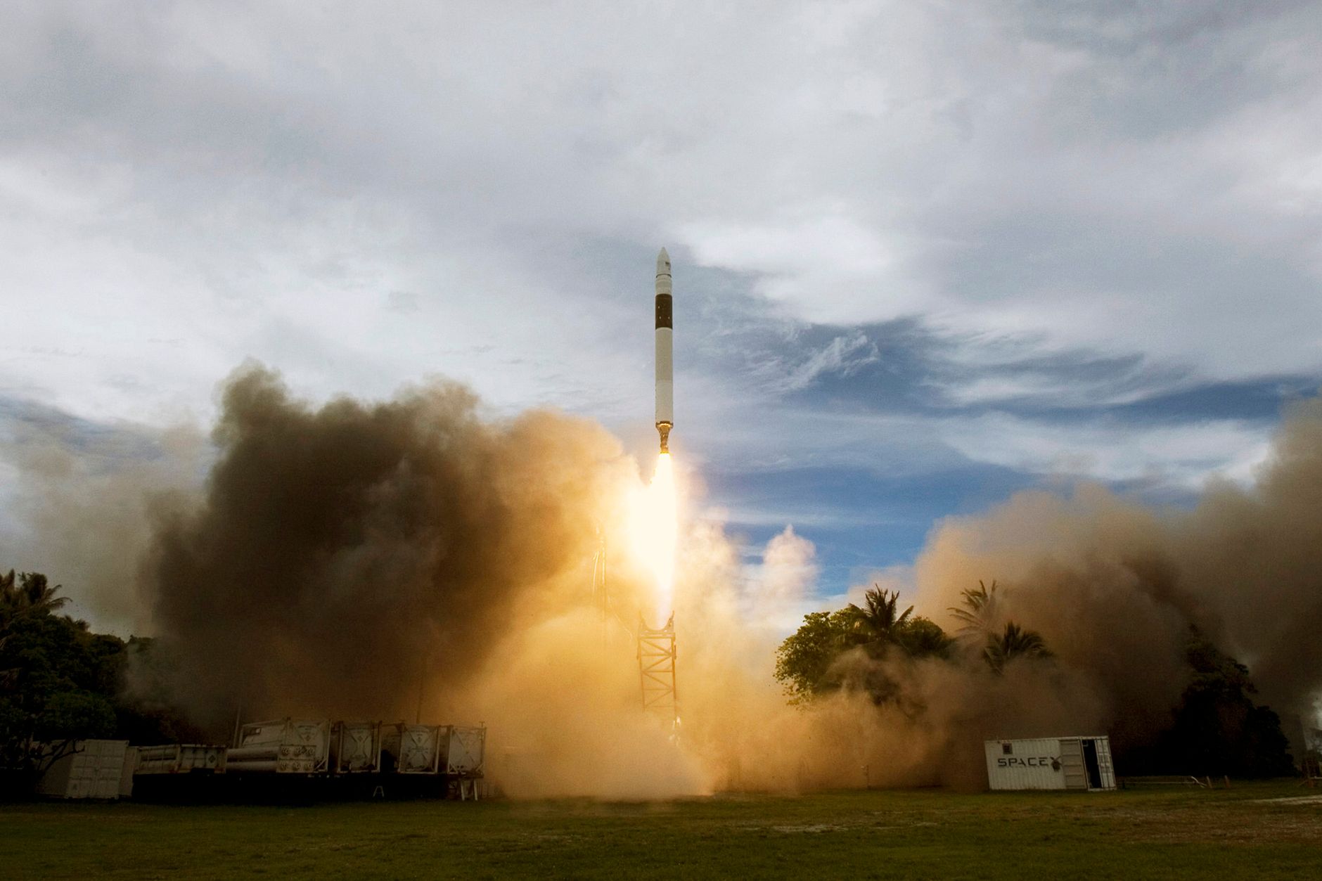 Oppenheimer Says SpaceX Could Disrupt $1.6T Telecom