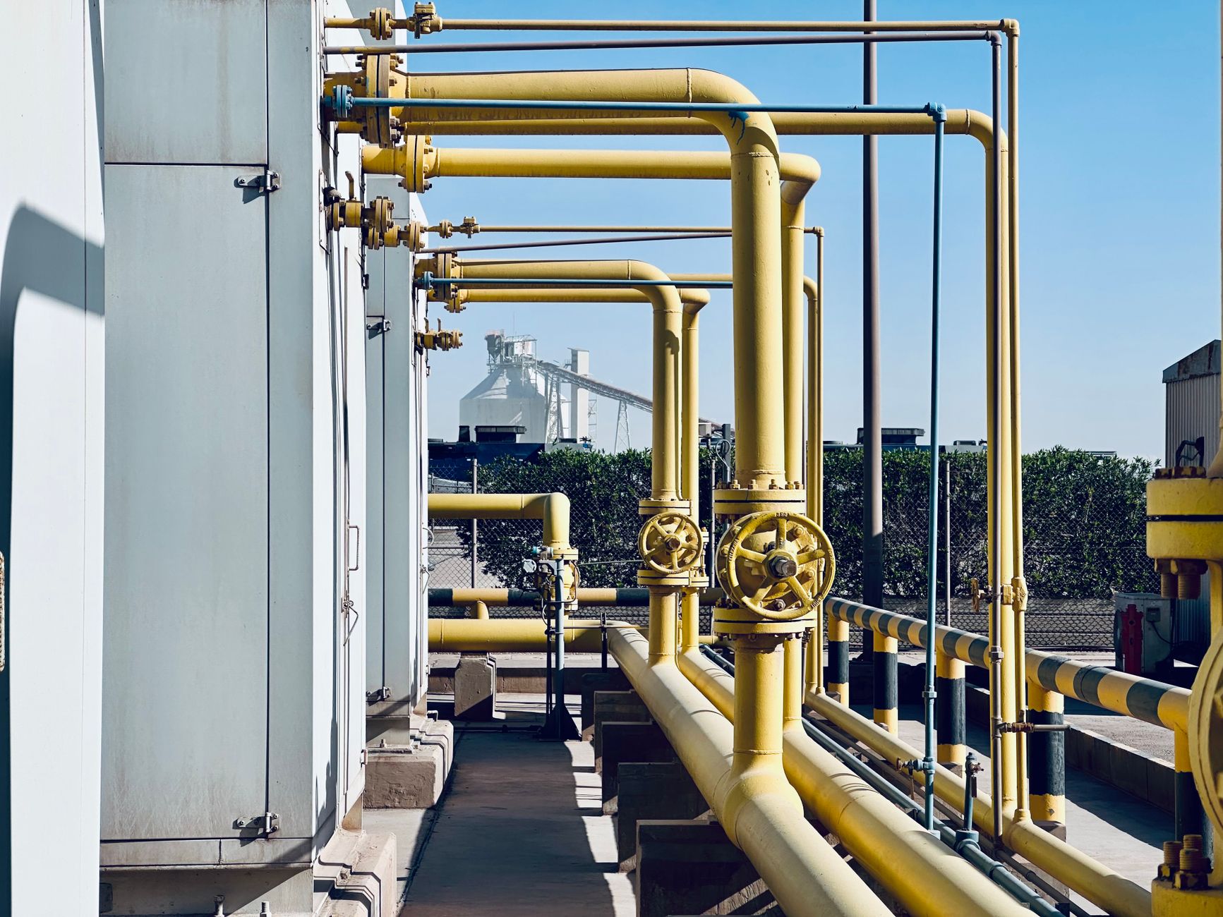 Pipeline Stock Face-Off: Enbridge or Oneok for 2026 Outlook