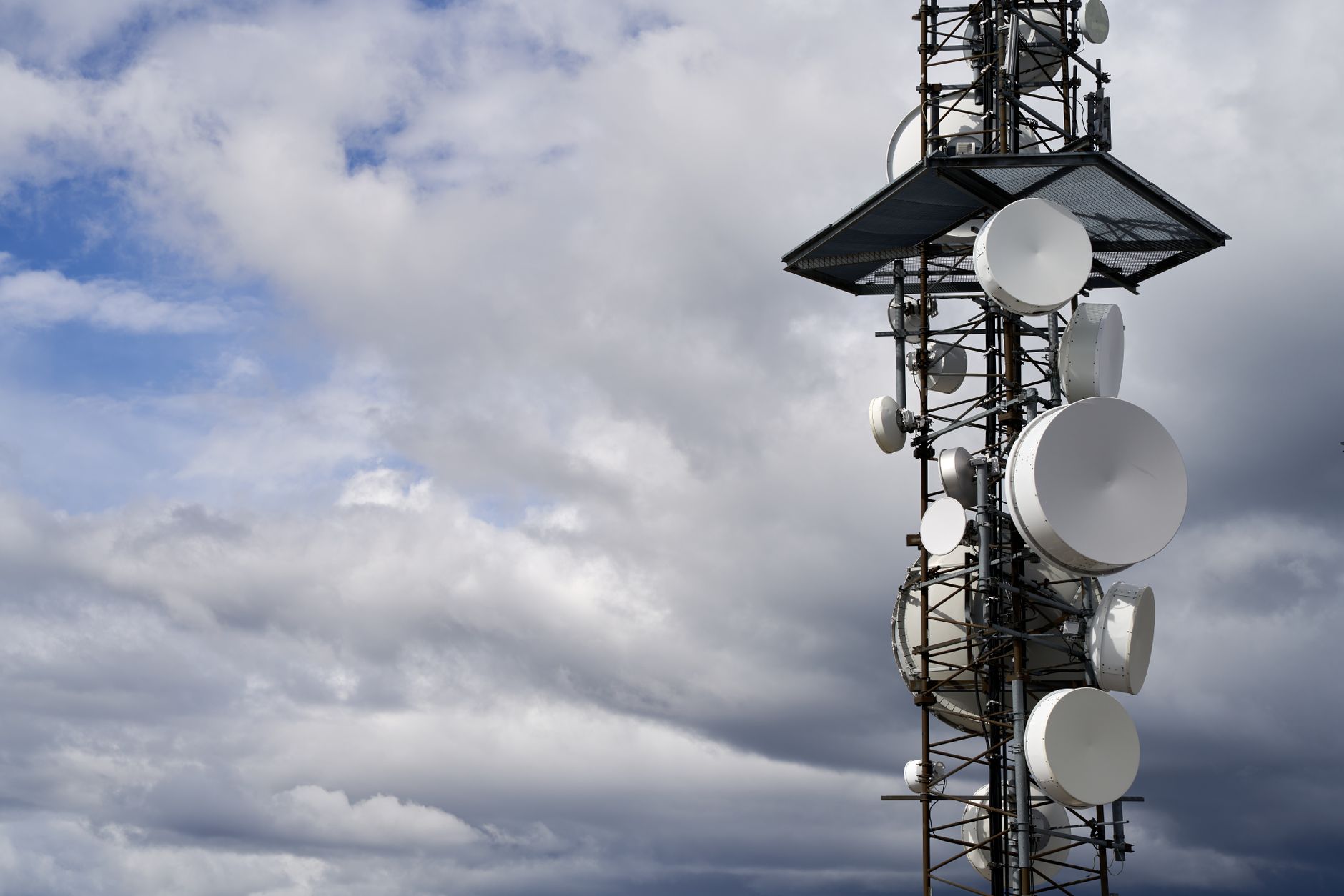 Satellite-Servicing Leaders Beat Launch: Why They Win Over Time
