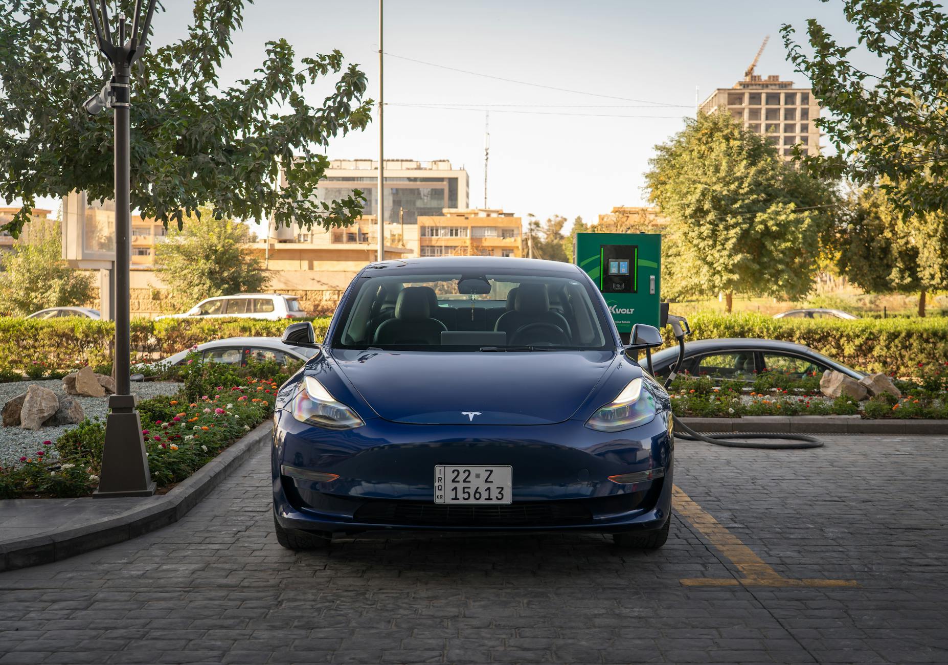 Should Investors Sell Tesla to Buy SpaceX? A Practical Guide