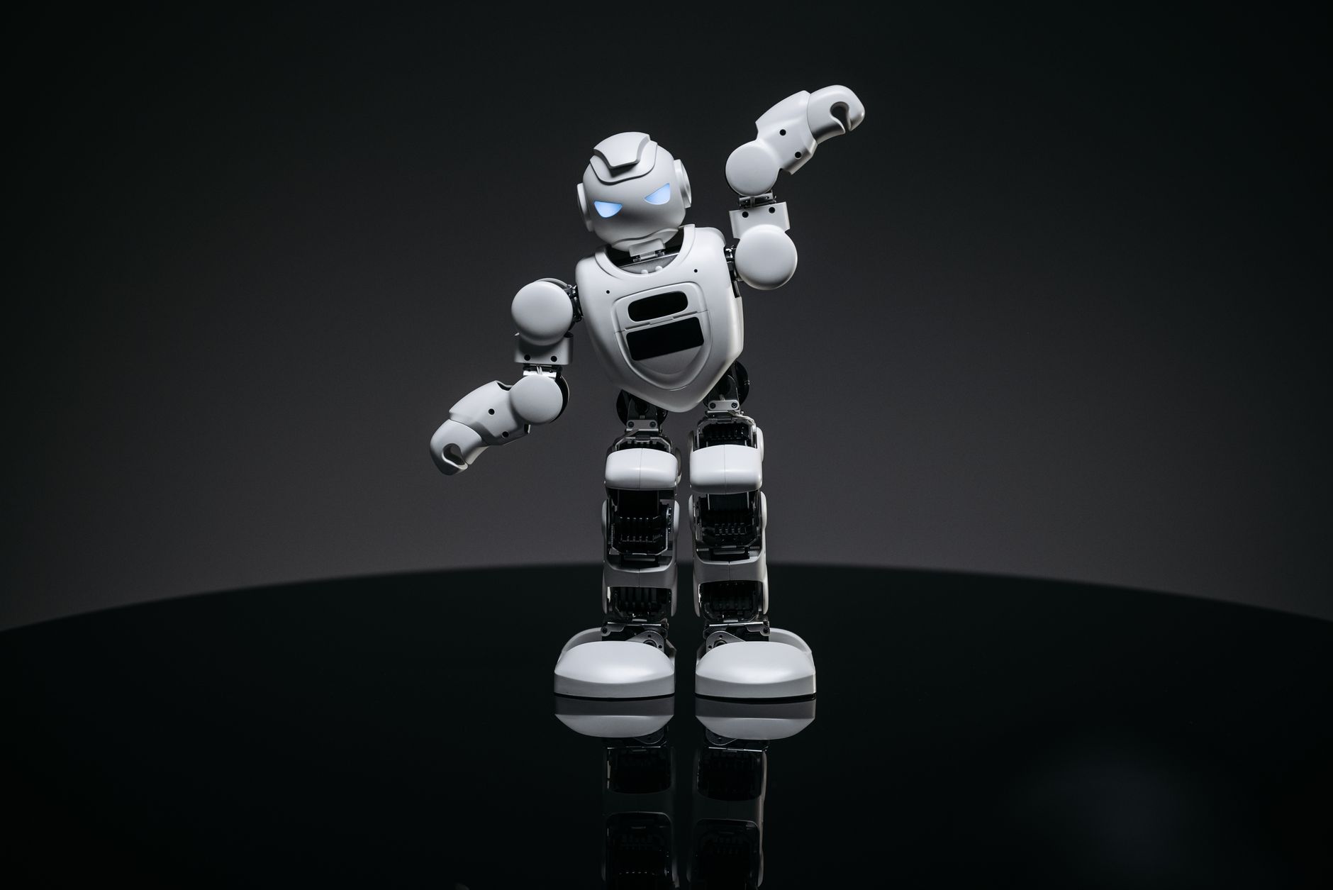 Which Better Tech Artificial Stocks ETF: XLK or VGT?