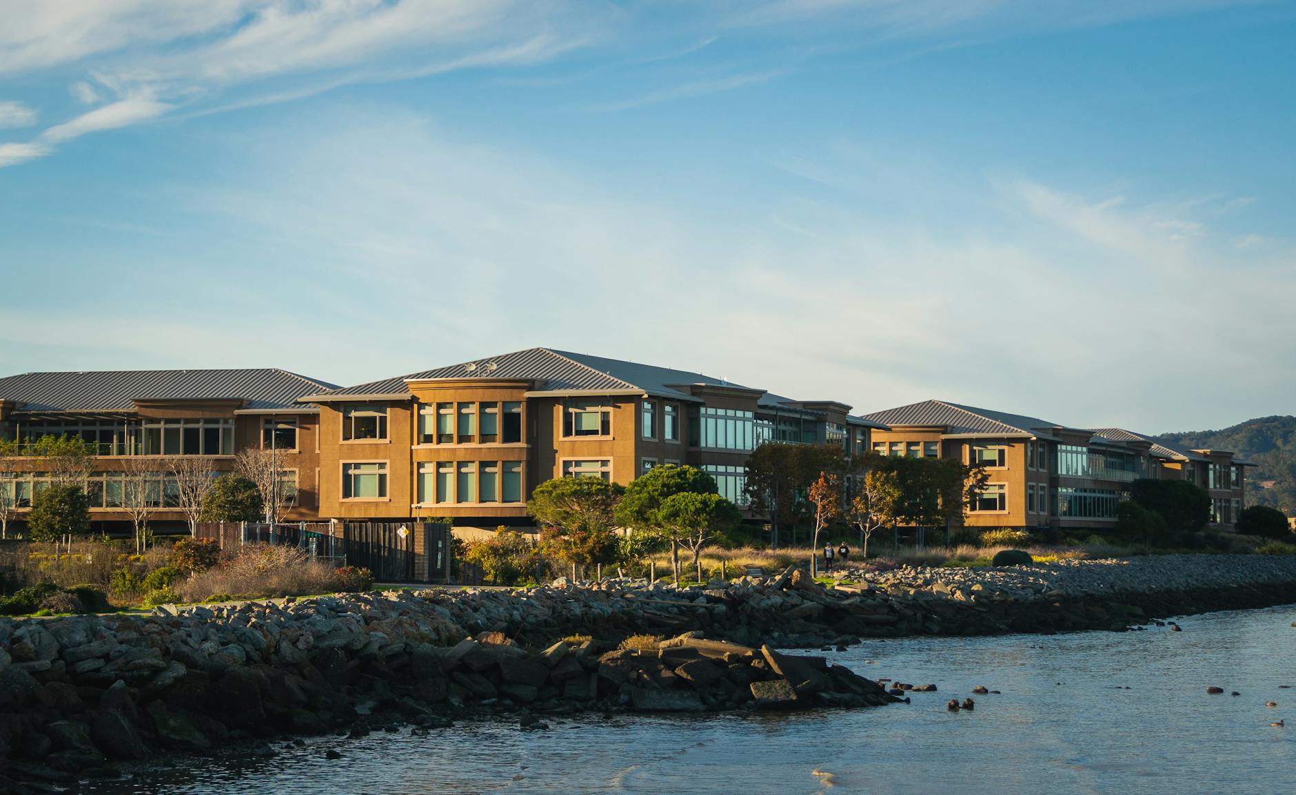 Why Realty Income Raised Dividend Isn’t Enough to Buy Now