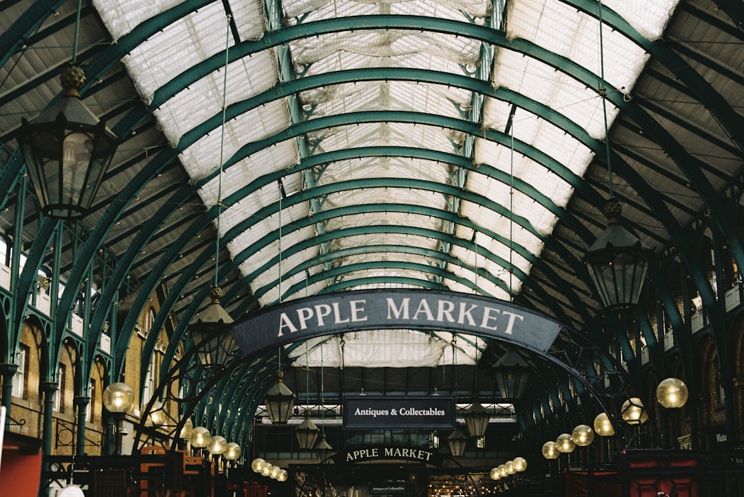Why Worried Investors Should Apple Over Amazon in 2026