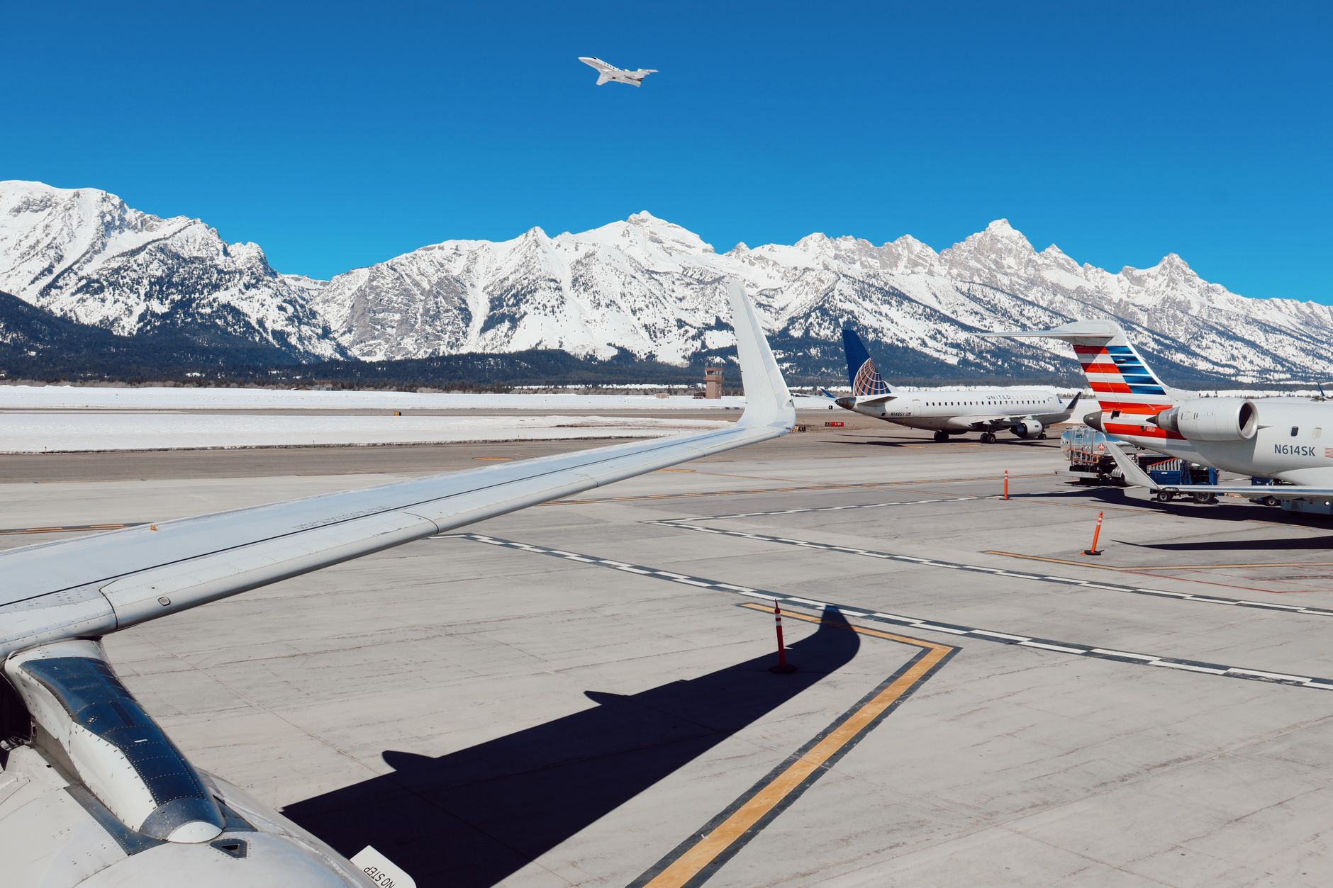 American Airlines Sinks United as Oil Jumps; Stocks Fall