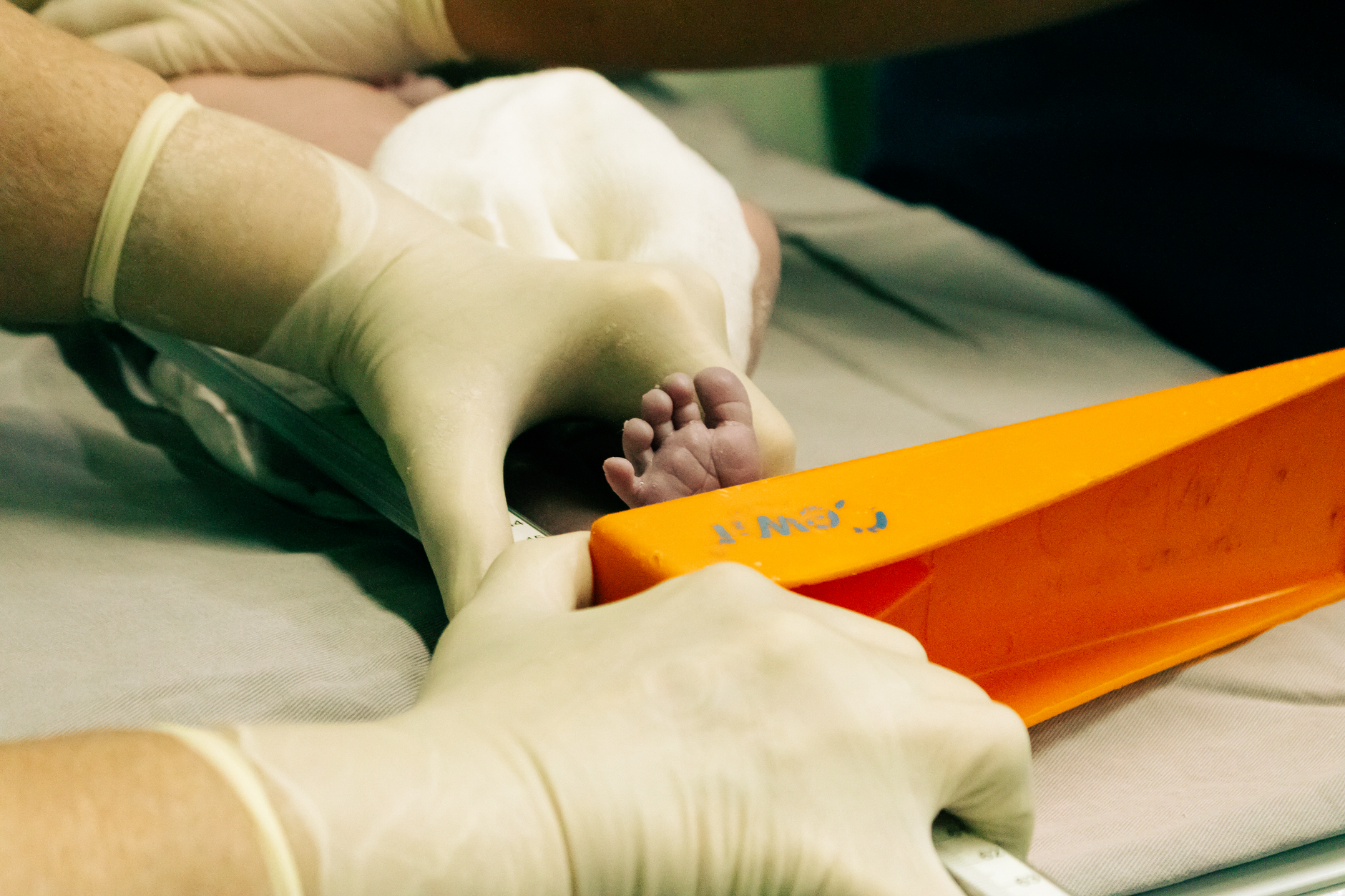 American's Birth Rate Plunged Sparks Smartphone Debate