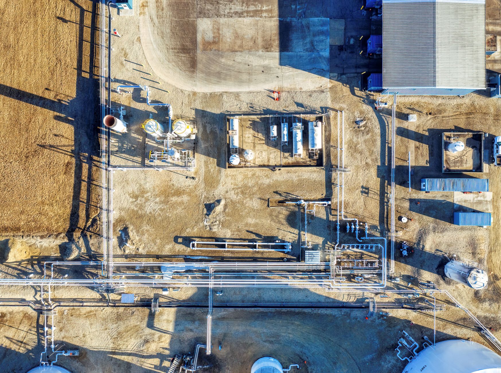 AMLP vs MLPX: Which Midstream ETF Pays More in 2026