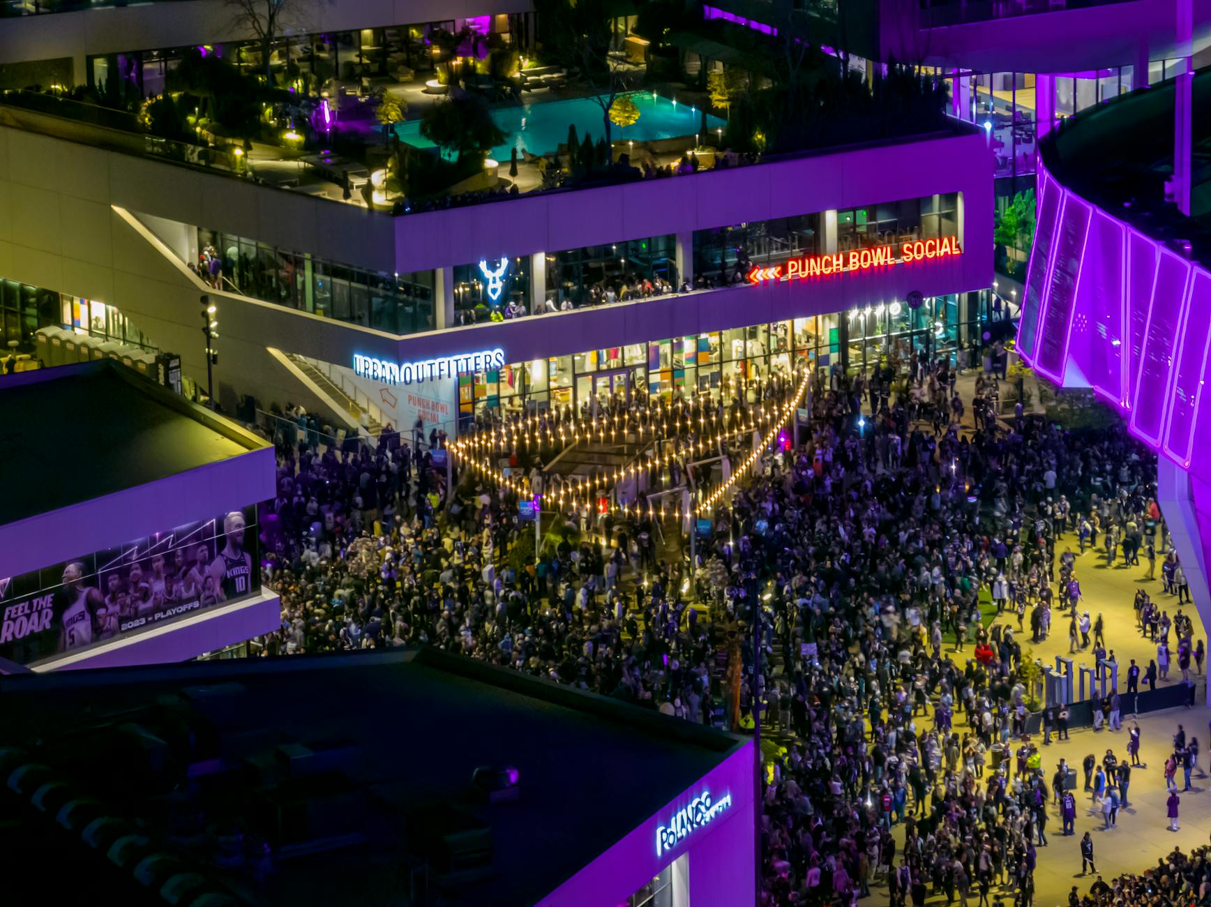 Berkshire Hathaway Annual Meeting Goes on Without Buffett
