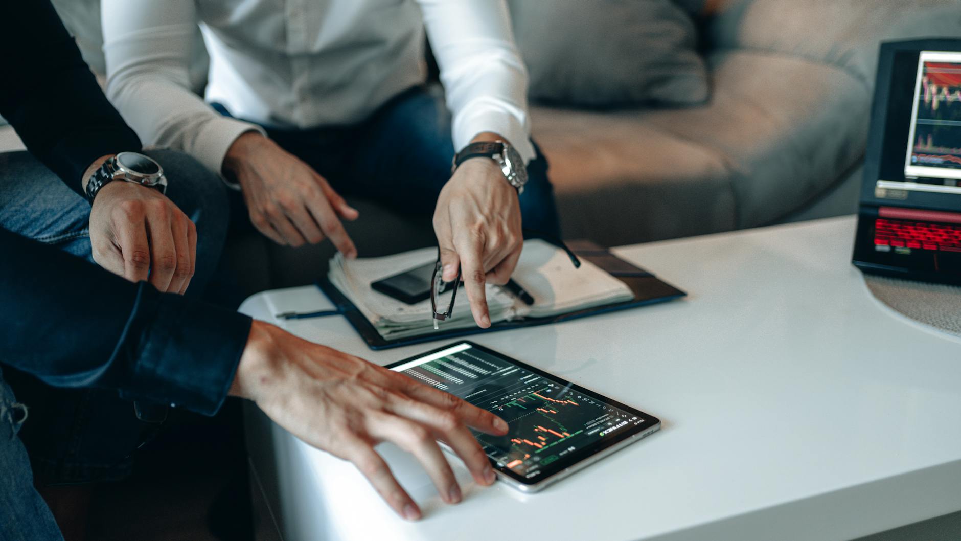 Bitcoin Treads Water as War Risk Rises, Rate Cuts Distant