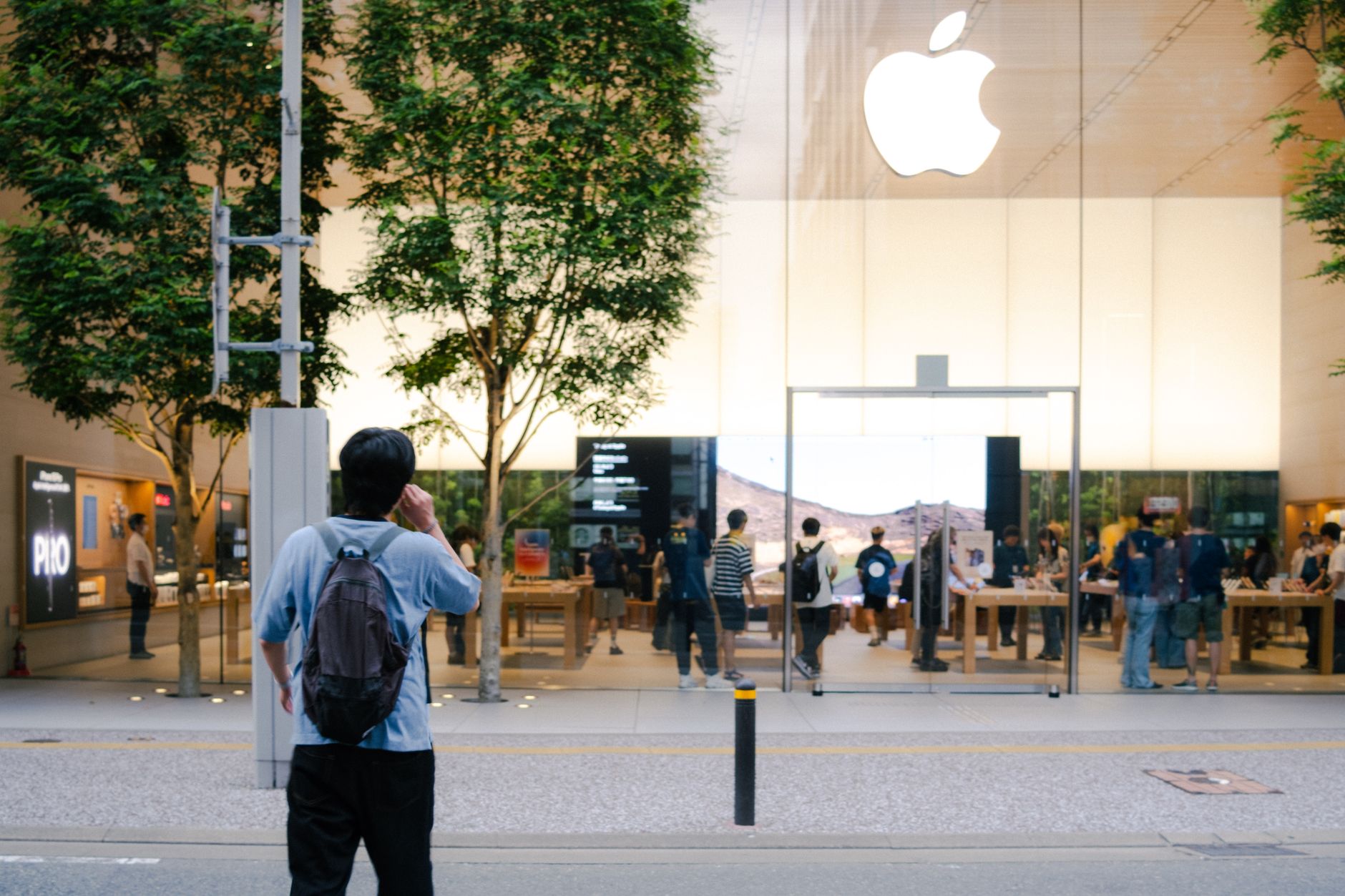 Broadcom Locks Apple Through 2031, AVGO Outperforms