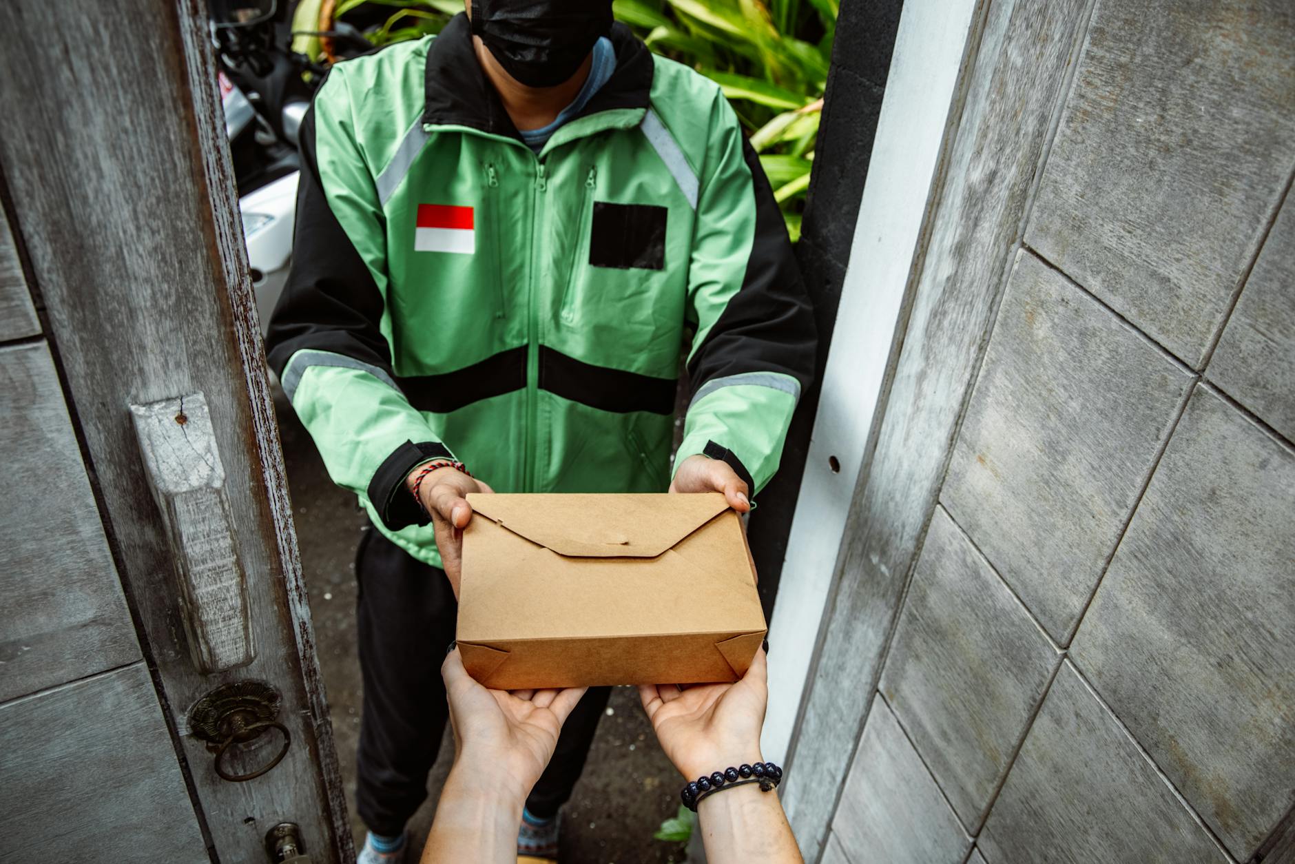 Delivery Divergence: DoorDash Down, Amazon Soars in 2026