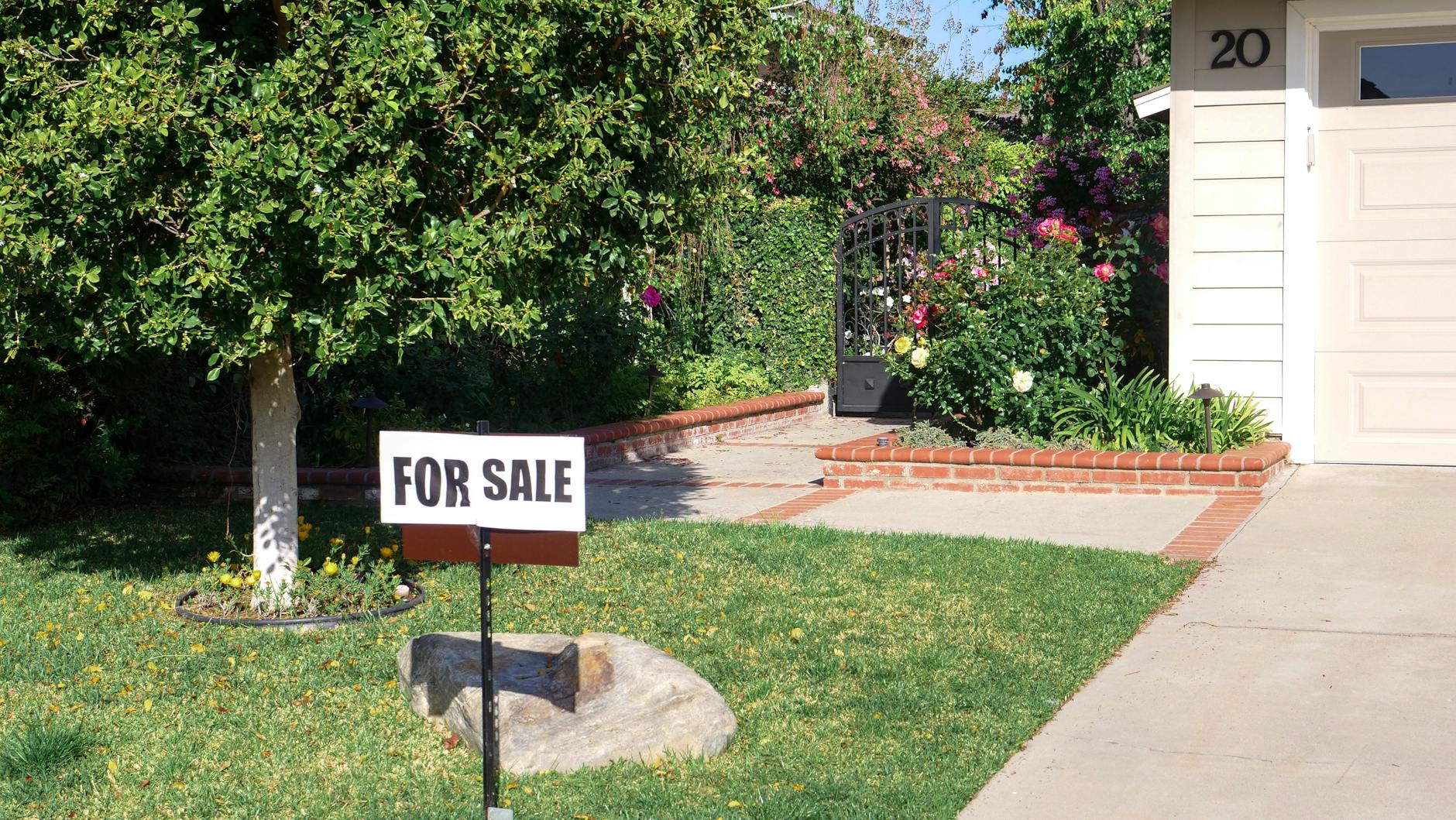 Existing Home Sales Rise as Inventory Grows in April