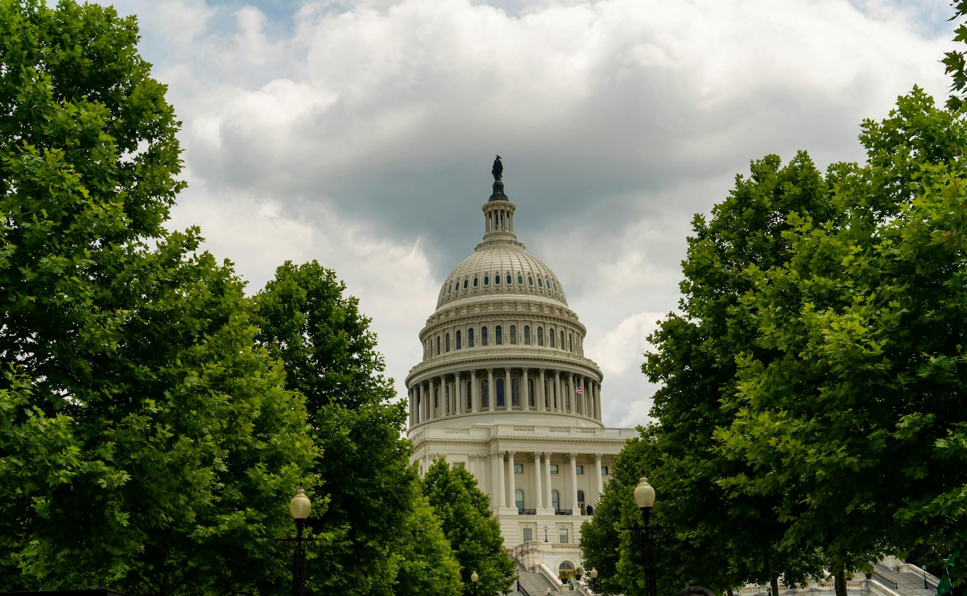 Federal Debt Exceeds Trillion: Milestone Shifts Markets