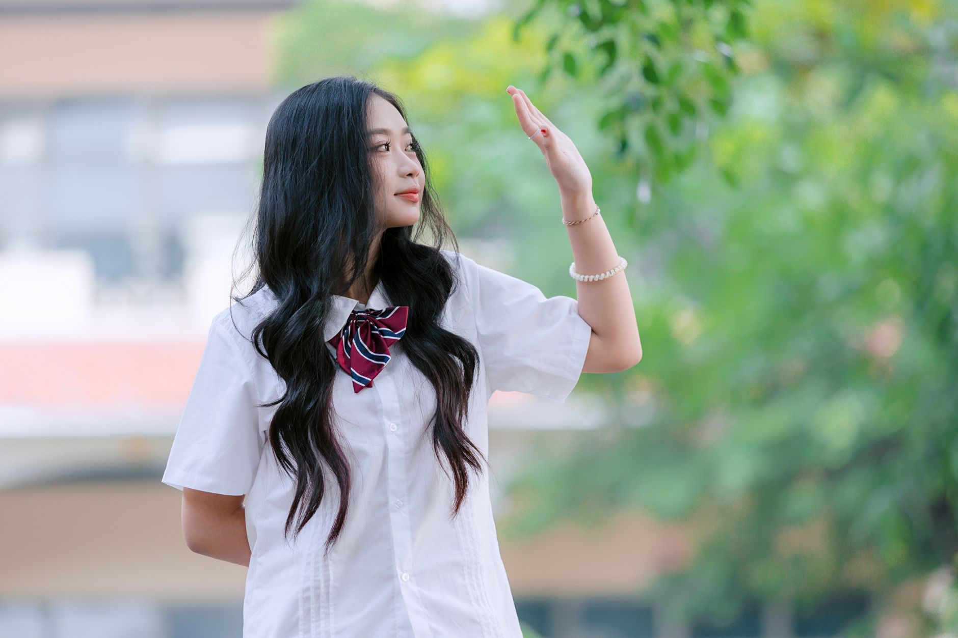 Hair Tie Fever and Sold-Out Dress Drive Fans Closer to Celebs