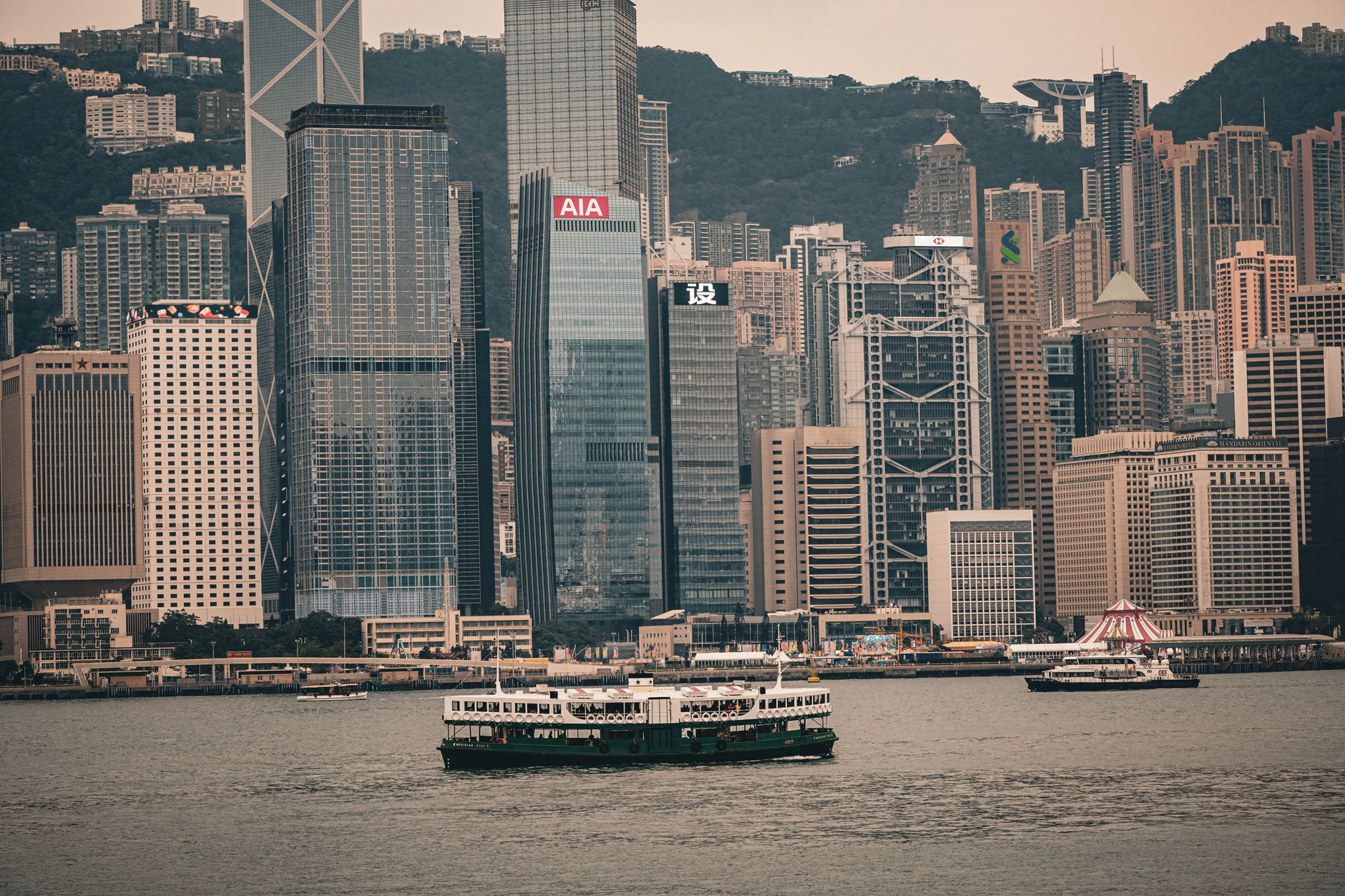 Hong Kong Builds Gold and Yuan Network Against the Dollar