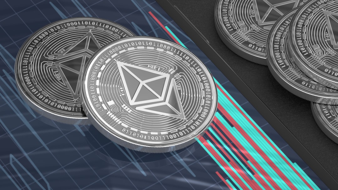Hype Defies Altcoin Crash as BTC Dips Below Key Level