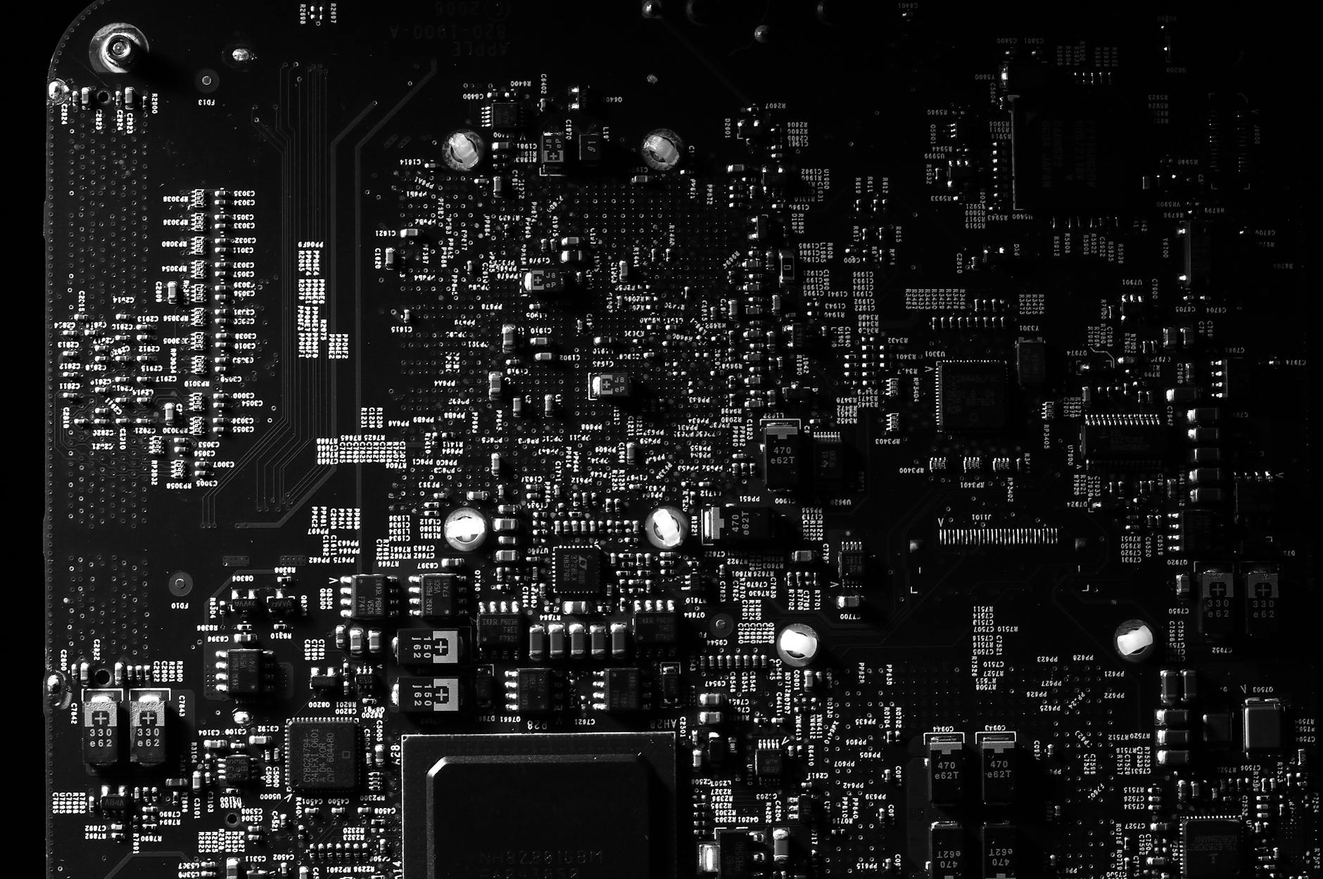 Intel Climbs Apple Chip Deal as Markets Eye AI Upswing