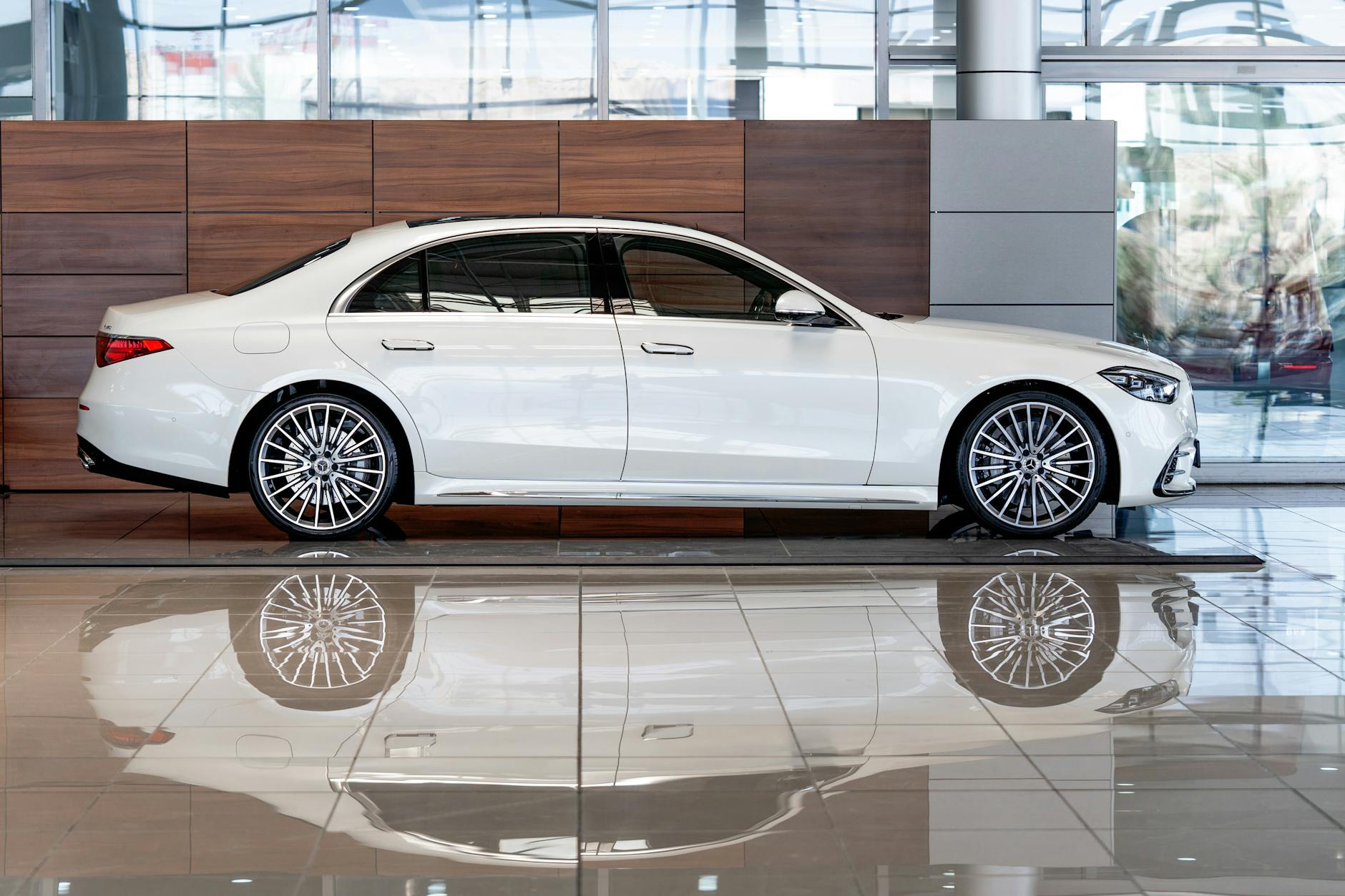 Li Auto Surges on $1B Buyback, Auto Surges Buyback Debate Heats Up