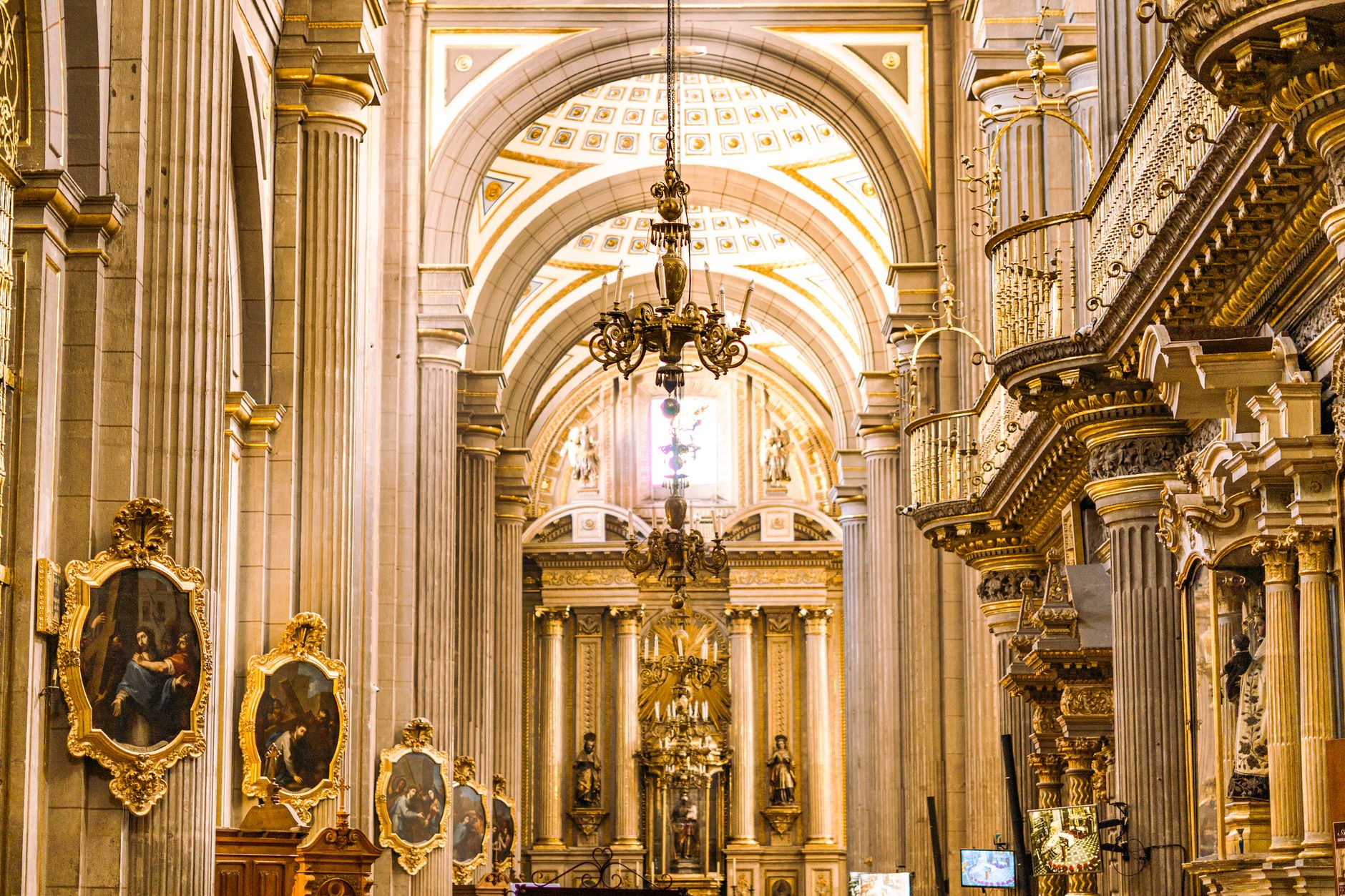 Mexico City Roasts Chandeliers Amid World Cup Makeover