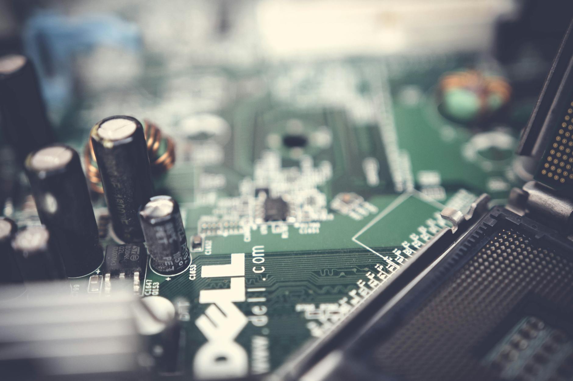 Mizuho Hikes Dell Price Target on AI Server Demand