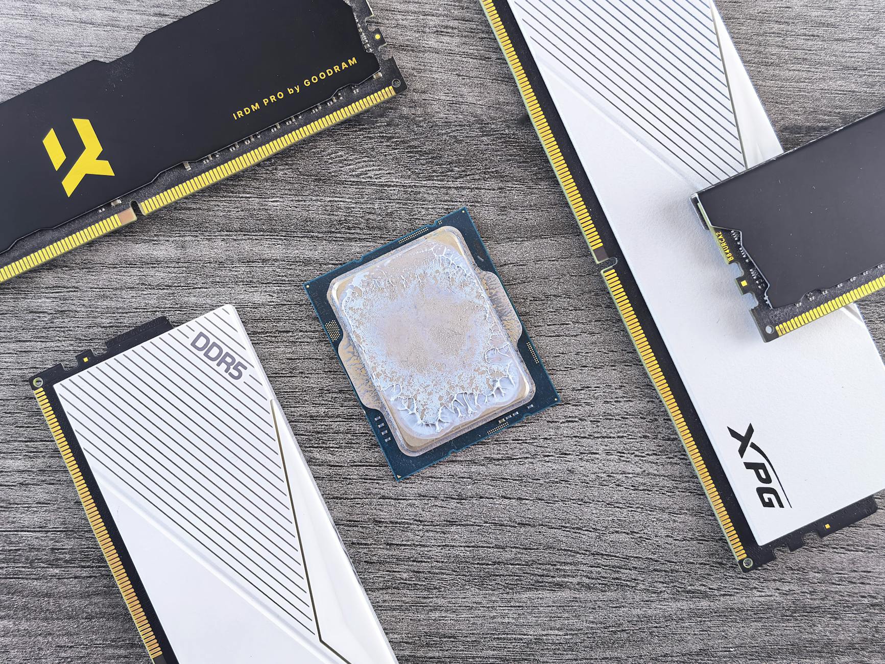 Mizuho Hikes Intel Price Target as AI Server Demand Accelerates