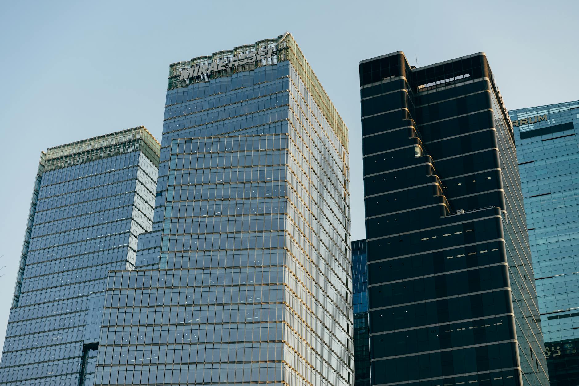 Morgan Stanley Slashes Lucid Target in Half Amid Stop-Sale