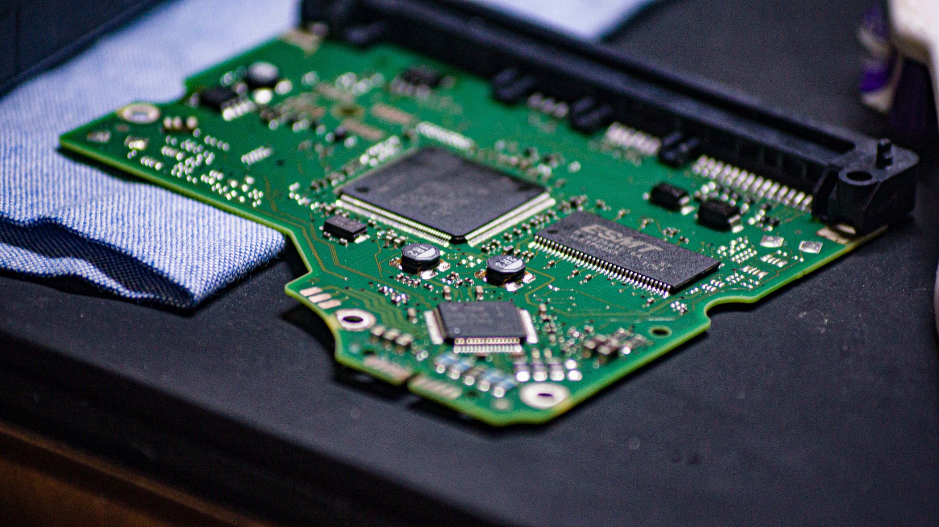 SanDisk Western Digital Jump Sparks AI Storage Rally