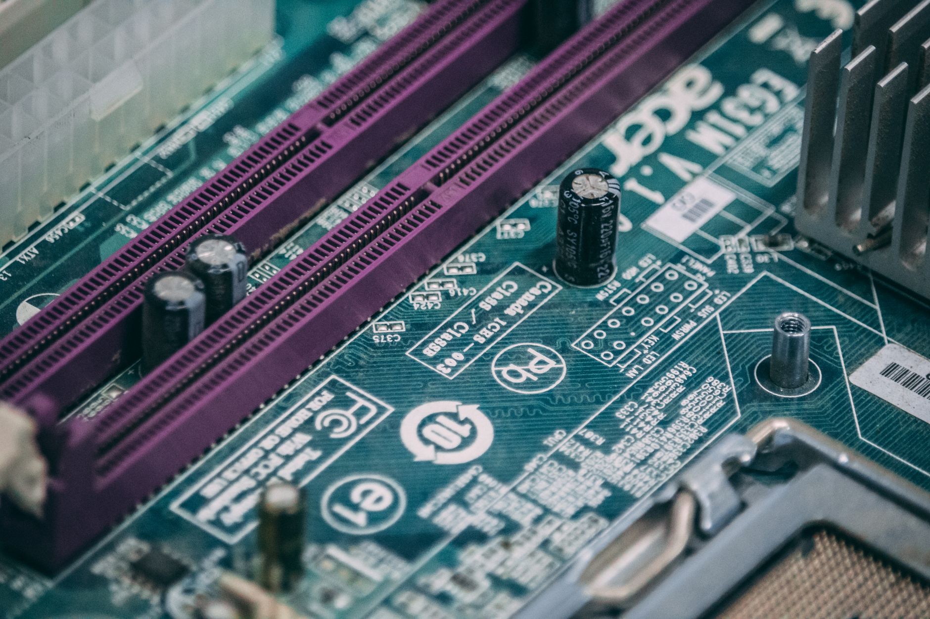 Super Micro Computer vs Dell: Which Stock Leads 2026 AI Push