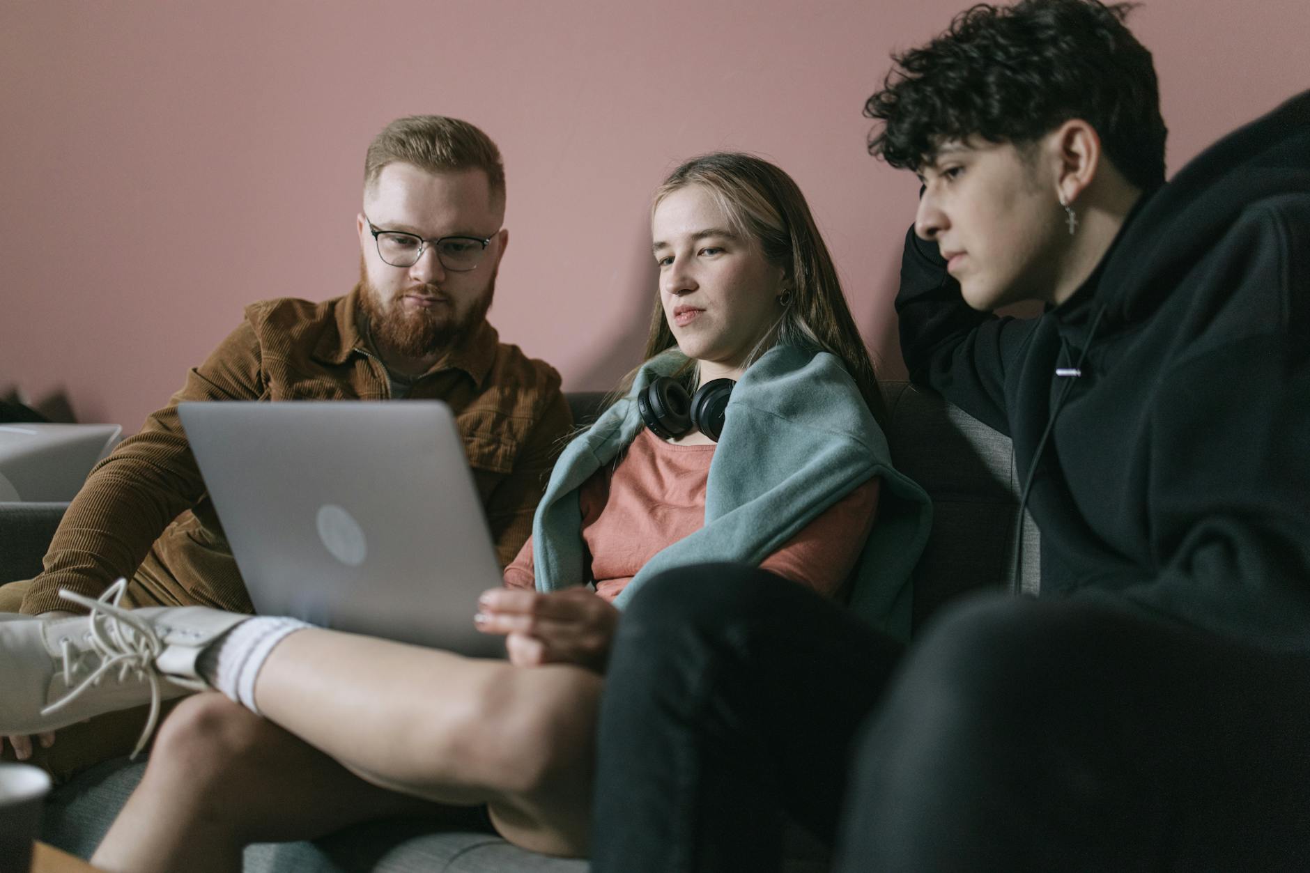 Tech Giants Spend Unprecedented AI Data Centers, Analysts Say