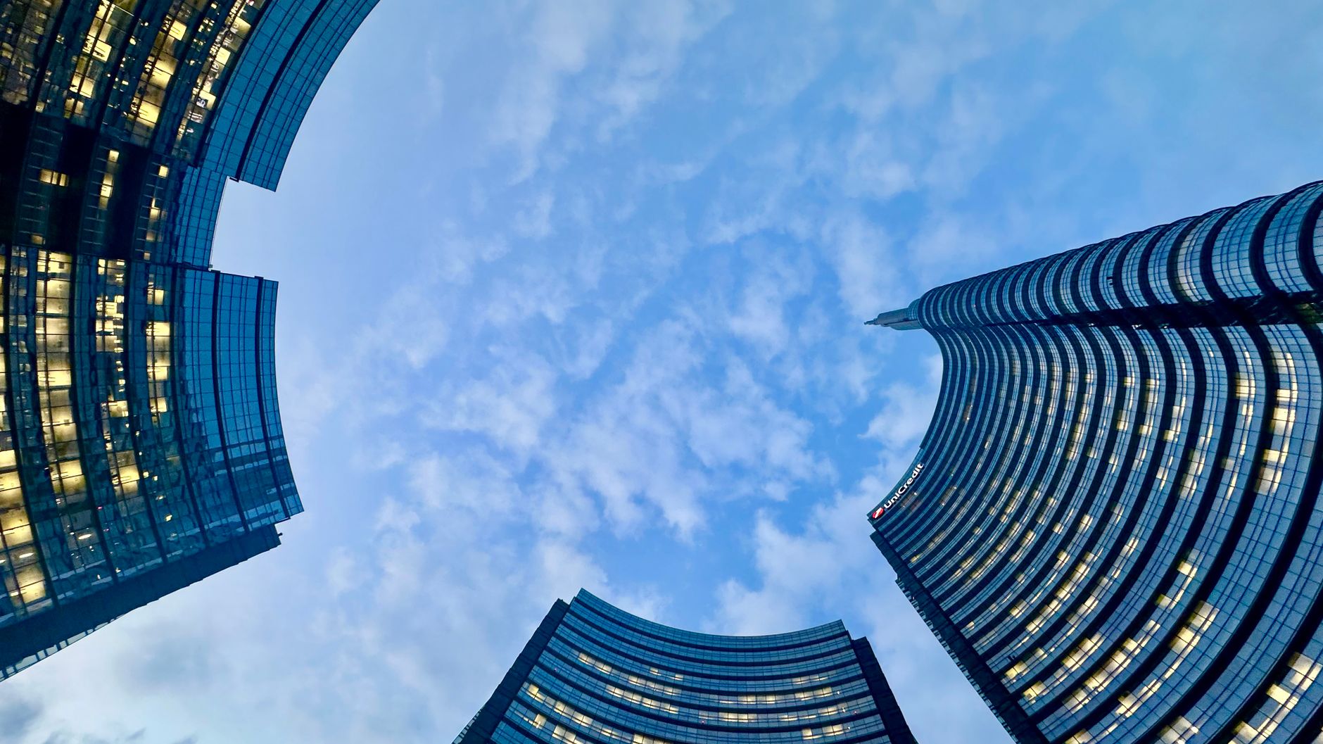 Terawulf Rises 12%, IREN Climbs as AI Stocks Rebound
