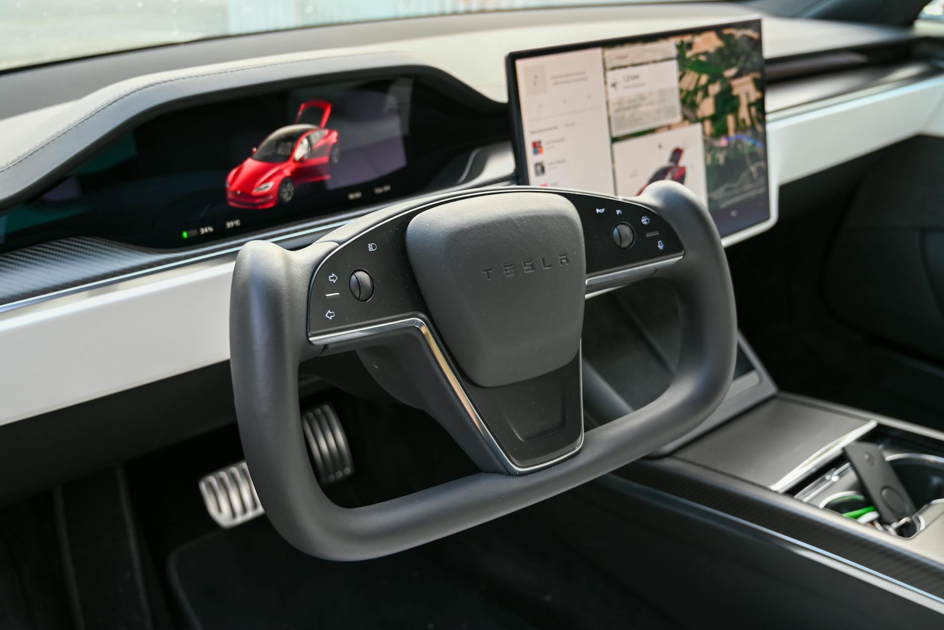 Tesla Sinks as Musk Heads to China with Robotaxi Glitches