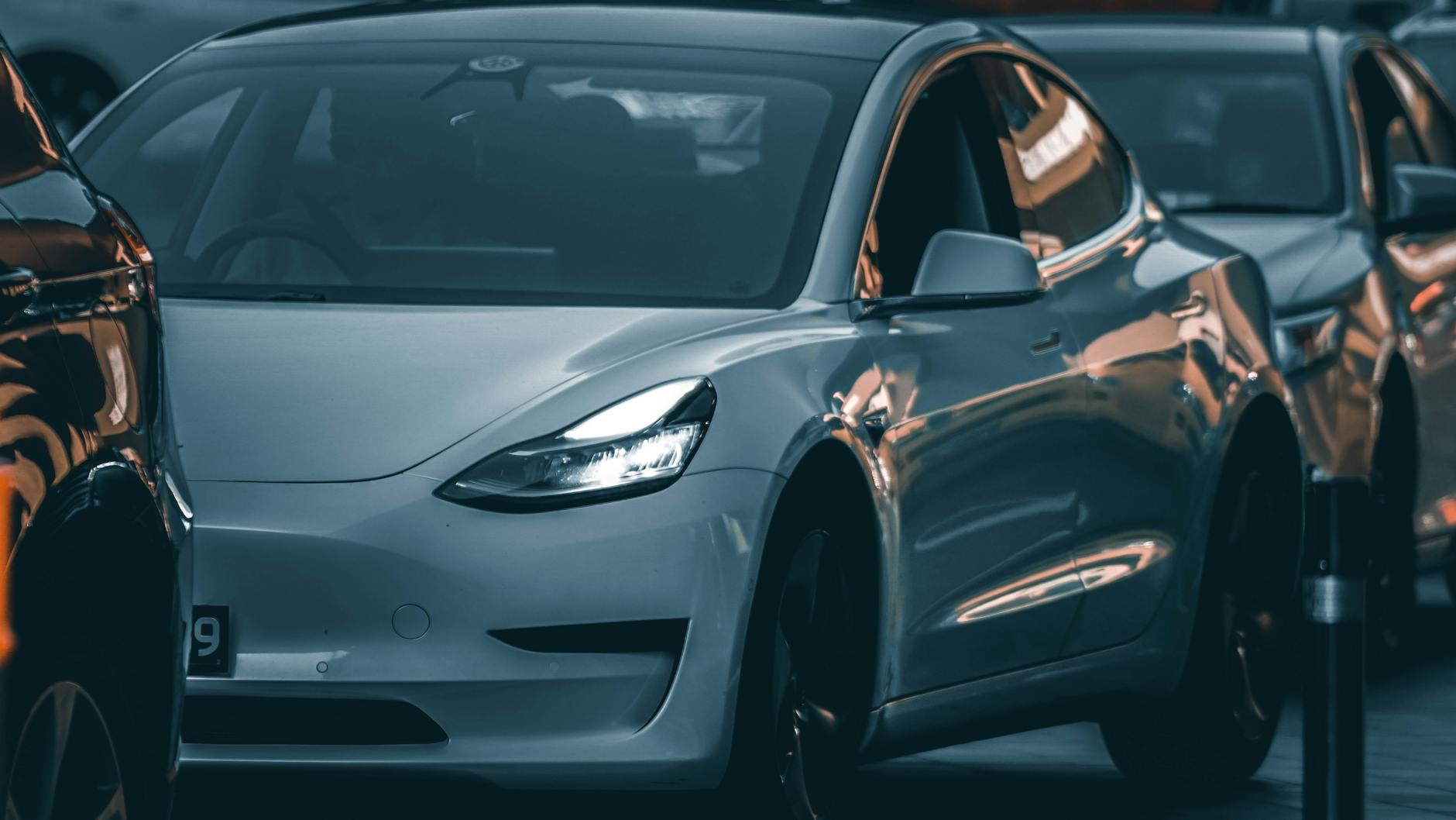 This Way: Elon Musk Backs Buffett's Five-Minute Debt Fix